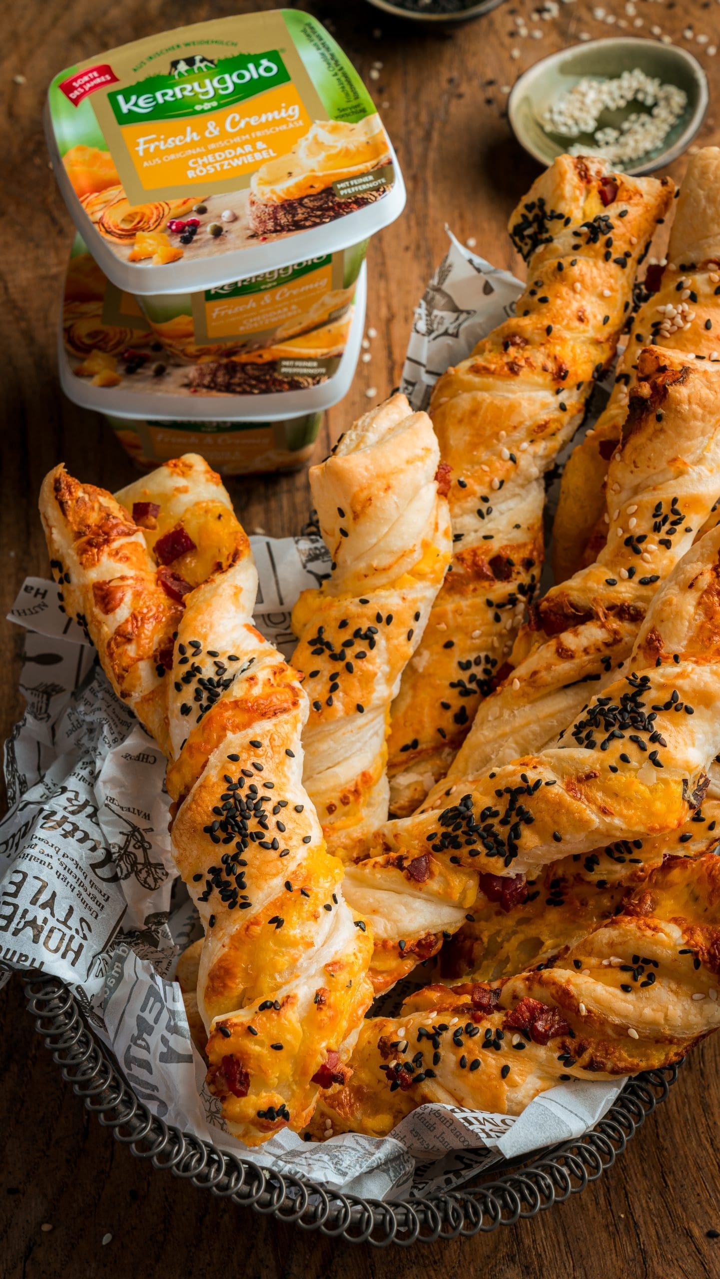 Knusperstangen mit Cheddar & Röstzwiebel 2 Rezept für Knusperstangen mit Cheddar & Röstzwiebel. Ein super schnell zubereiteter und gebackener Snack für wirklich jede Gelegenheit.