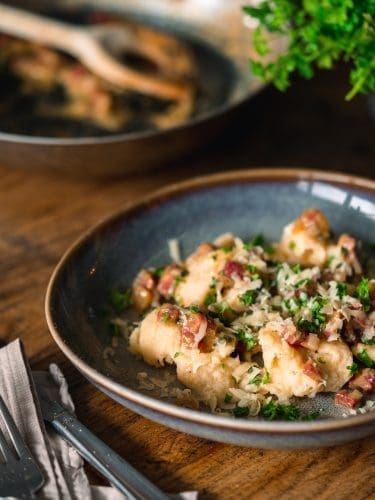 Mehlknoedel 1 | Ich erinnere mich noch ganz genau an das Essen meiner Kindheit. Die leckeren Mehlknödel von meiner Mama. Yummm! Ich liebte sie. Und weil ich im MHD Podcast darüber gesprochen habe, dachte ich mir, wir sollten das Rezept auch auf dem Blog teilen. Irgendwie gibt es diese Gerichte, die man sich immer wünscht, wenn man zu Hause zu Besuch ist, aber die man nie selbst macht. Das musste ich dringend ändern – also Blog und Stift raus und meiner Mutter das Rezept entlockt und jetzt mache ich moselfränkische Mehlknödel auch für Torsten und mich ... nur in einer leichten Deluxe Version.