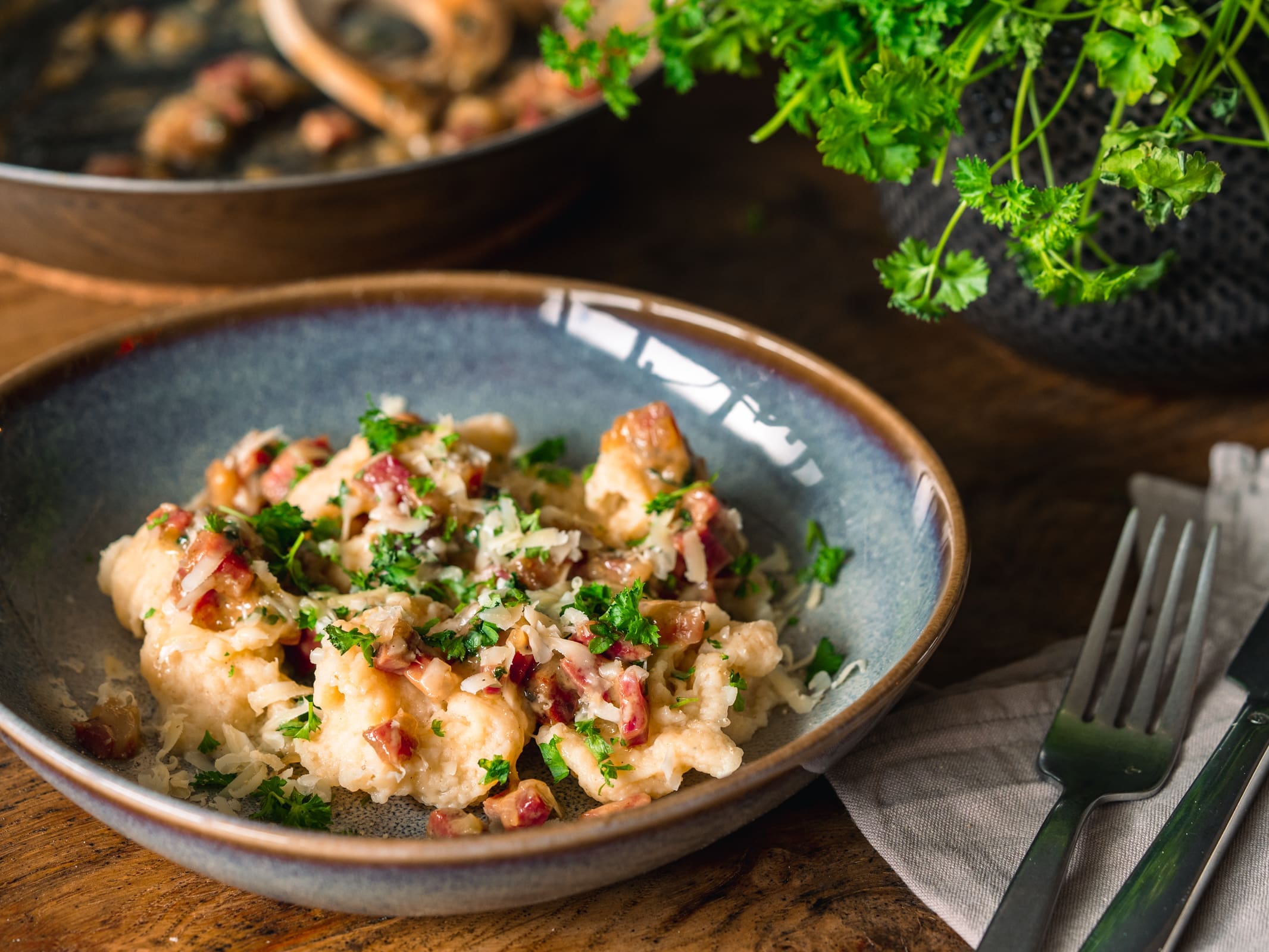 Moselfränkische Mehlknödel | Kindheitsessen in der Deluxe-Version! 1 Mehlknoedel 5 | Ich erinnere mich noch ganz genau an das Essen meiner Kindheit. Die leckeren Mehlknödel von meiner Mama. Yummm! Ich liebte sie. Und weil ich im MHD Podcast darüber gesprochen habe, dachte ich mir, wir sollten das Rezept auch auf dem Blog teilen. Irgendwie gibt es diese Gerichte, die man sich immer wünscht, wenn man zu Hause zu Besuch ist, aber die man nie selbst macht. Das musste ich dringend ändern – also Blog und Stift raus und meiner Mutter das Rezept entlockt und jetzt mache ich moselfränkische Mehlknödel auch für Torsten und mich ... nur in einer leichten Deluxe Version.