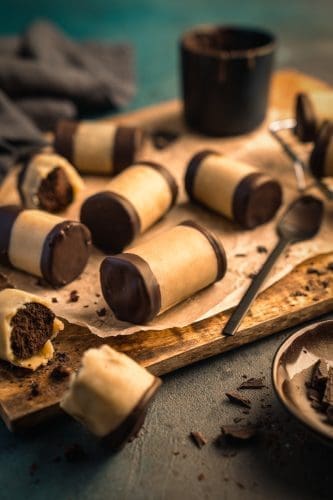 Rezept für Traestammer. Das dänische Gebäck, das an Rumkugeln erinnert, ist ein absolutes Muss auf jeder Dänemark-Reise. Jetzt auch bei uns.
