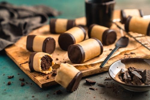 Traestammer fertig 4 | Weihnachtsplätzchen Rezepte gehören für uns jedes Jahr fest in die Adventszeit. Ob Vanillekipferl, Zimtsterne oder moderne Varianten. Ohne eine gut gefüllte Weihnachtsbäckerei wäre Weihnachten einfach nicht komplett, oder?! Wenn ihr Weihnachtsplätzchen Rezepte sucht, die schnell gelingen und gleichzeitig nach Kindheit schmecken, dann seid ihr hier richtig. Wir haben euch eine Sammlung zusammengestellt, die sowohl klassische als auch moderne Ideen für eure Weihnachtsbäckerei bereithält.