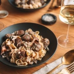 Cremige Pasta mit Pilzen und Wildhack-Bällchen 6 Rezept für cremige Pasta mit Pilzen und Wildhack-Bällchen. Ein perfektes Pastarezept für jeden Anlass und vor allem zu einem guten Glas Wein.