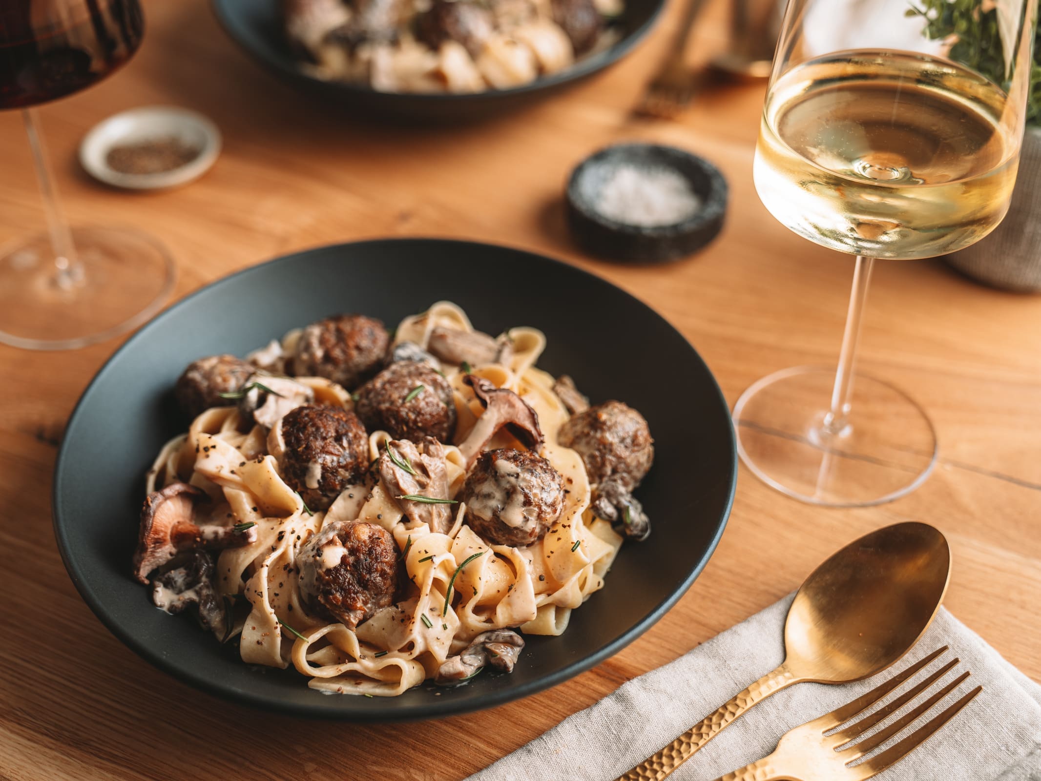 Cremige Pasta mit Pilzen und Wildhack-Bällchen 3 Rezept für cremige Pasta mit Pilzen und Wildhack-Bällchen. Ein perfektes Pastarezept für jeden Anlass und vor allem zu einem guten Glas Wein.