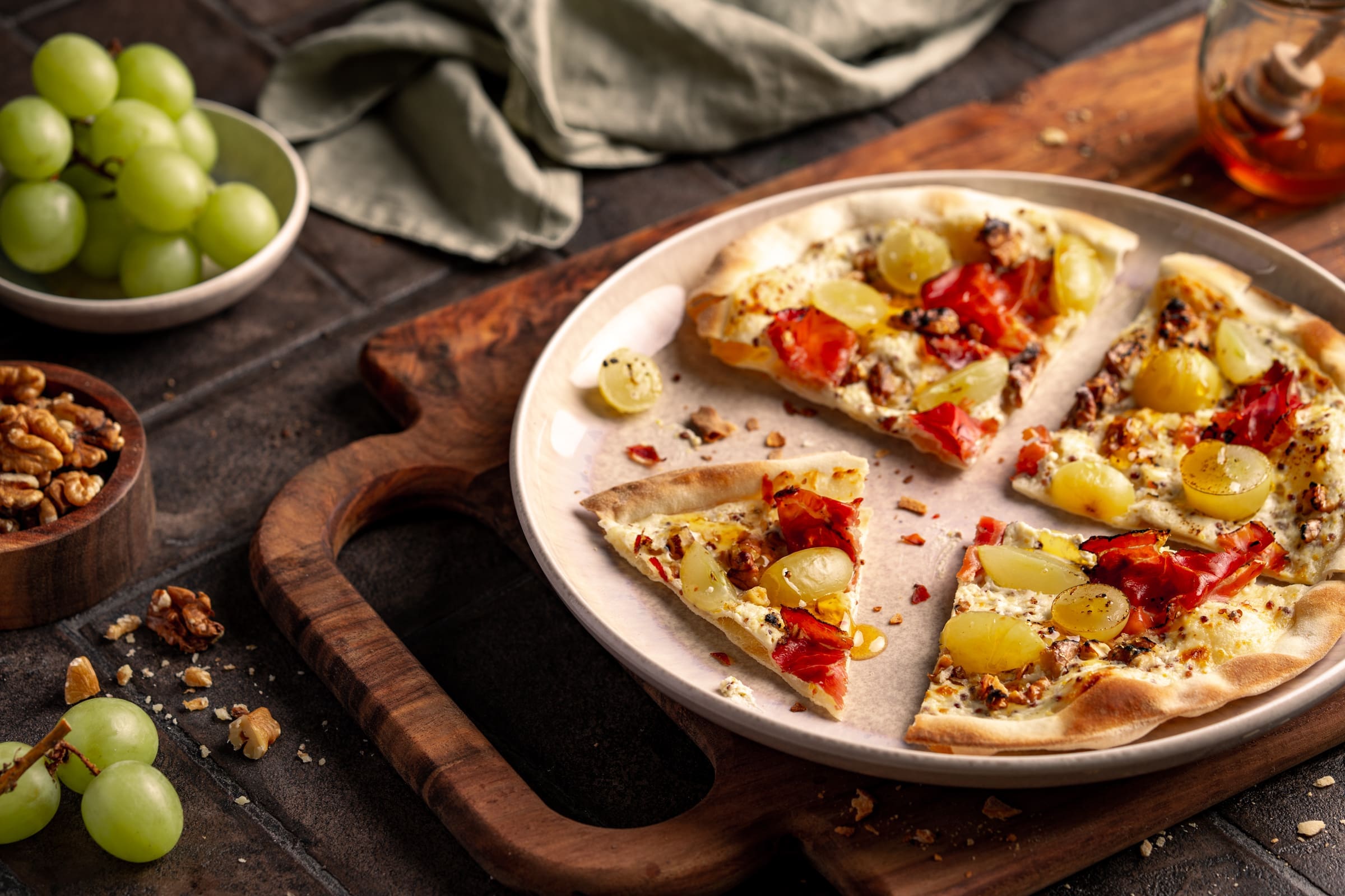 Winzer-Flammkuchen mit Trauben, Schinken und Walnüssen 1 Winzer-Flammkuchen mit Trauben, Schinken und Walnüssen