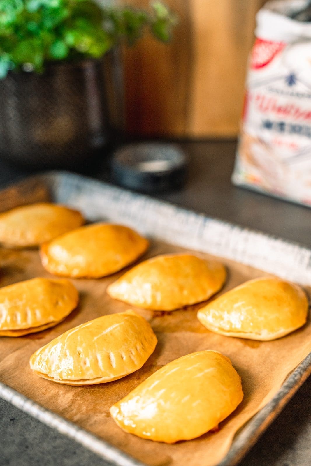 Empanadias EDEKA 3 | Wir hoffen, ihr hattet genauso schöne und vor allem ruhige Feiertage, wie wir. Mit unserer Familie haben wir eine richtig schöne Zeit verbracht. Klar hat es auch die eine oder andere kleinere Chaos-Situation gegeben. Vor allem in der Küche, wo man sich gerne mal im Weg rum steht. Aber wir haben alles, was wir uns an kulinarischen Highlights vorgenommen haben auch geschafft. Und jetzt sind wir schon wieder voll in den Überlegungen, was man zum Silvesterabend Leckeres auf den Tisch bringen kann. Und wir haben uns für etwas ganz untypisches entschieden. Und zwar gibt es Empanadillas. Lest selbst.