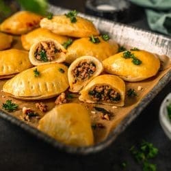 Saftige Empanadillas mit Hack-Spinatfüllung | Die perfekten Party-Snacks 4 Empanadias EDEKA 5 | Wir hoffen, ihr hattet genauso schöne und vor allem ruhige Feiertage, wie wir. Mit unserer Familie haben wir eine richtig schöne Zeit verbracht. Klar hat es auch die eine oder andere kleinere Chaos-Situation gegeben. Vor allem in der Küche, wo man sich gerne mal im Weg rum steht. Aber wir haben alles, was wir uns an kulinarischen Highlights vorgenommen haben auch geschafft. Und jetzt sind wir schon wieder voll in den Überlegungen, was man zum Silvesterabend Leckeres auf den Tisch bringen kann. Und wir haben uns für etwas ganz untypisches entschieden. Und zwar gibt es Empanadillas. Lest selbst.