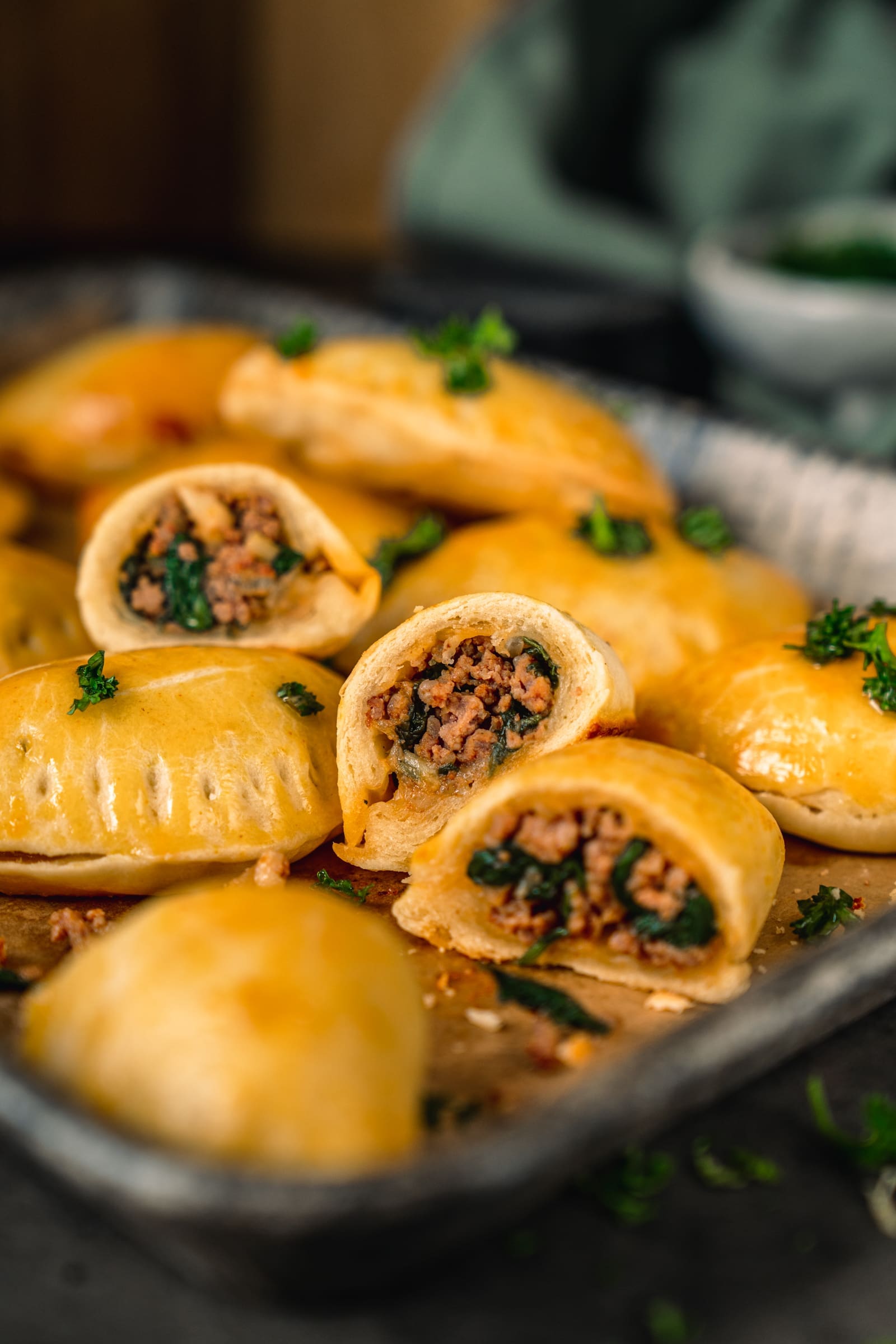 Empanadias EDEKA 7 | Wir hoffen, ihr hattet genauso schöne und vor allem ruhige Feiertage, wie wir. Mit unserer Familie haben wir eine richtig schöne Zeit verbracht. Klar hat es auch die eine oder andere kleinere Chaos-Situation gegeben. Vor allem in der Küche, wo man sich gerne mal im Weg rum steht. Aber wir haben alles, was wir uns an kulinarischen Highlights vorgenommen haben auch geschafft. Und jetzt sind wir schon wieder voll in den Überlegungen, was man zum Silvesterabend Leckeres auf den Tisch bringen kann. Und wir haben uns für etwas ganz untypisches entschieden. Und zwar gibt es Empanadillas. Lest selbst.