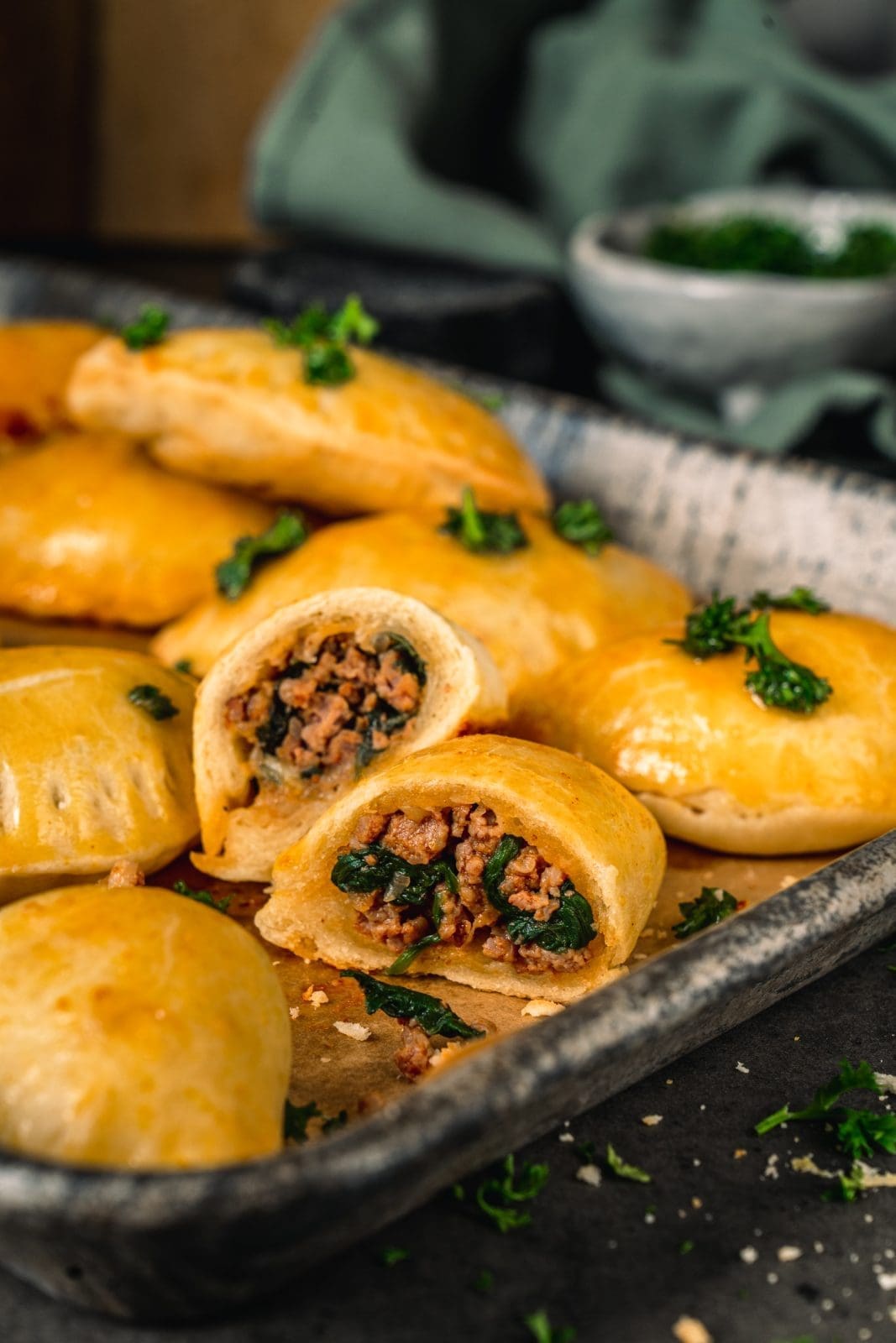 Empanadias EDEKA 9 | Wir hoffen, ihr hattet genauso schöne und vor allem ruhige Feiertage, wie wir. Mit unserer Familie haben wir eine richtig schöne Zeit verbracht. Klar hat es auch die eine oder andere kleinere Chaos-Situation gegeben. Vor allem in der Küche, wo man sich gerne mal im Weg rum steht. Aber wir haben alles, was wir uns an kulinarischen Highlights vorgenommen haben auch geschafft. Und jetzt sind wir schon wieder voll in den Überlegungen, was man zum Silvesterabend Leckeres auf den Tisch bringen kann. Und wir haben uns für etwas ganz untypisches entschieden. Und zwar gibt es Empanadillas. Lest selbst.