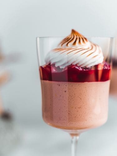 Rotweinmousse Zwiesel 15 | Jetzt sind es tatsächlich nur noch ein paar Tage, bis das Weihnachtsfest gekommen ist. Wir beide haben in diesem Jahr unsere Familie komplett bei uns zu Hause versammelt. Außer Oma Lore, denn für sie wird das bei so vielen Leuten auf einem Fleck ein wenig zu aufregend und zu wuselig. Daher bleibt sie lieber zu Hause. Wir sind ja ständig auf der Suche nach neuen Desserkreationen, die wir an den Feiertagen servieren, und haben ausnahmsweise mal bei unseren anderen Omas nach Inspiration gesucht. Zusammen mit unserem tollen Partner Zwiesel Glas zeigen wir euch ein Dessert, das im Glas einfach perfekt in Szene gesetzt werden kann. Unsere Rotweinmousse mit Glühkirschen und Baiserhaube.