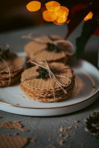 Zimtwaffeln Mama 3 | Zimtwaffeln sind Familiensache, oder?! Jeder hat seine Vorlieben bei Weihnachtsplätzchen, die einen Rezepte sind von Mama, manche von den Omas und mittlerweile sind es auch einige von uns. Diese Familienschätze zu teilen, das lieben wir über alles. Ein Plätzchen von meiner Mama fehlt hier aber noch - ihre unwiderstehlich zarten Zimtwaffeln! Vor etlichen Jahren, hat sie die Zimtwaffeln, glaube ich, einmal für einen Plätzchenstand auf ihrer Arbeit gemacht und seitdem gehören sie für uns hundertprozentig zu Weihnachten. Das Beste ... man braucht nur ein paar Zutaten und auf geht's!