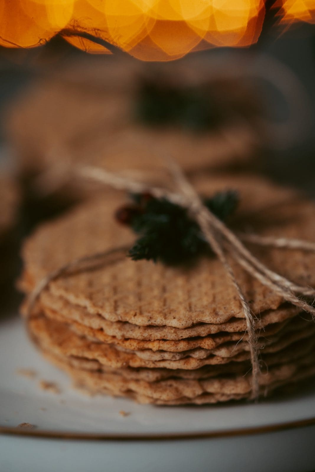 Mamas Zimtwaffeln | Schnell, easy und zimtig lecker! 3 Zimtwaffeln Mama 4 | Plätzchen sind Familiensache, oder?! Jeder hat seine Vorlieben, die einen Rezepte sind von Mama, manche von den Omas und mittlerweile sind es auch einige von uns. Diese Familienschätze zu teilen, das lieben wir über alles. Ein Plätzchen von meiner Mama fehlt hier aber noch - ihre unwiderstehlich zarten Zimtwaffeln! Vor etlichen Jahren, hat sie die, glaube ich, einmal für einen Plätzchenstand auf ihrer Arbeit gemacht und seitdem gehören sie für uns hundertprozentig zu Weihnachten. Das Beste – man braucht nur ein paar Zutaten und auf geht's!