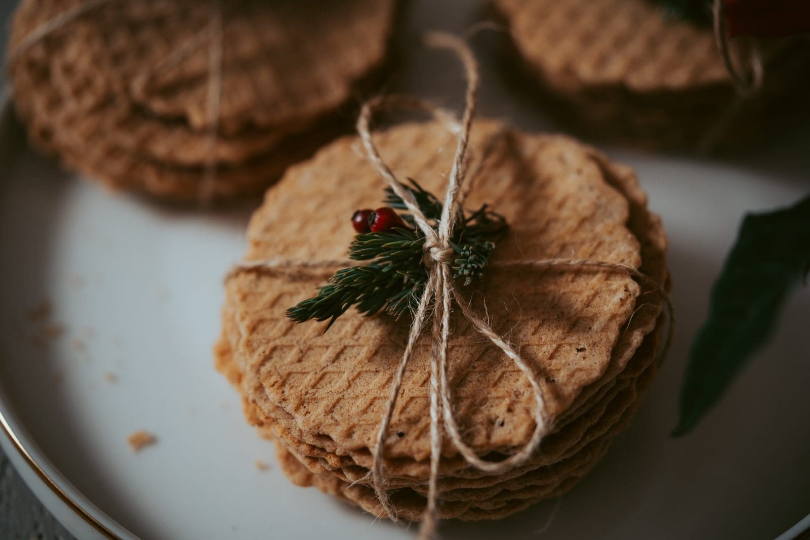 Mamas Zimtwaffeln | Schnell, easy und zimtig lecker! 4 Zimtwaffeln Mama 6 | Plätzchen sind Familiensache, oder?! Jeder hat seine Vorlieben, die einen Rezepte sind von Mama, manche von den Omas und mittlerweile sind es auch einige von uns. Diese Familienschätze zu teilen, das lieben wir über alles. Ein Plätzchen von meiner Mama fehlt hier aber noch - ihre unwiderstehlich zarten Zimtwaffeln! Vor etlichen Jahren, hat sie die, glaube ich, einmal für einen Plätzchenstand auf ihrer Arbeit gemacht und seitdem gehören sie für uns hundertprozentig zu Weihnachten. Das Beste – man braucht nur ein paar Zutaten und auf geht's!
