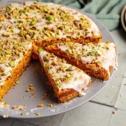 Orientalischer Karottenkuchen | Einfaches Rezept für maximalen Geschmack 14 Moehrenkuchen Pistazie 4 | Seit wir uns mit der Eröffnung unseres Foodstudios Oma Lore einen kleinen Traum erfüllt haben, einen Ort zu schaffen, an dem wir arbeiten können und zusätzlich mit lieben Gästen gemeinsam in unserer Küche kochen zu dürfen, veranstalten wir immer wieder kleine Team Events. Manchmal bringen die Gäste ihre eigenen Rezepte mit, aber da wir ja mittlerweile einen schönen Fundus an Rezepten zusammen getragen haben, können die Gäste sich auch gerne hier auf dem Blog bedienen. Was uns zu einem Event im letzten Jahr fehlte, war ein veganes Dessertrezept, das zu einem orientalischen Abend passt. Gefunden haben wir Hacuv Pastasi oder auch orientalischer Karottenkuchen.