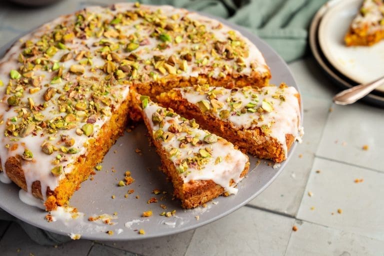 Moehrenkuchen Pistazie 4 | Wenn uns eine Sache verbindet, dann ist es der Sonntagnachmittag mit Kaffee, Kuchen und der Frage: „Wer schneidet an?“ Aus genau dieser Liebe ist über die Jahre eine ziemlich große Sammlung geworden – mal schnell vom Blech, mal sonntäglich aus der Springform, mal nach einem Rezept, das schon Oma Lore in ihrer Kölner Küche gebacken hat.