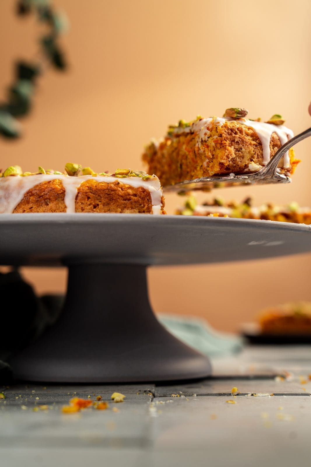 Moehrenkuchen Pistazie 7 | Seit wir uns mit der Eröffnung unseres Foodstudios Oma Lore einen kleinen Traum erfüllt haben, einen Ort zu schaffen, an dem wir arbeiten können und zusätzlich mit lieben Gästen gemeinsam in unserer Küche kochen zu dürfen, veranstalten wir immer wieder kleine Team Events. Manchmal bringen die Gäste ihre eigenen Rezepte mit, aber da wir ja mittlerweile einen schönen Fundus an Rezepten zusammen getragen haben, können die Gäste sich auch gerne hier auf dem Blog bedienen. Was uns zu einem Event im letzten Jahr fehlte, war ein veganes Dessertrezept, das zu einem orientalischen Abend passt. Gefunden haben wir Hacuv Pastasi oder auch orientalischer Karottenkuchen.