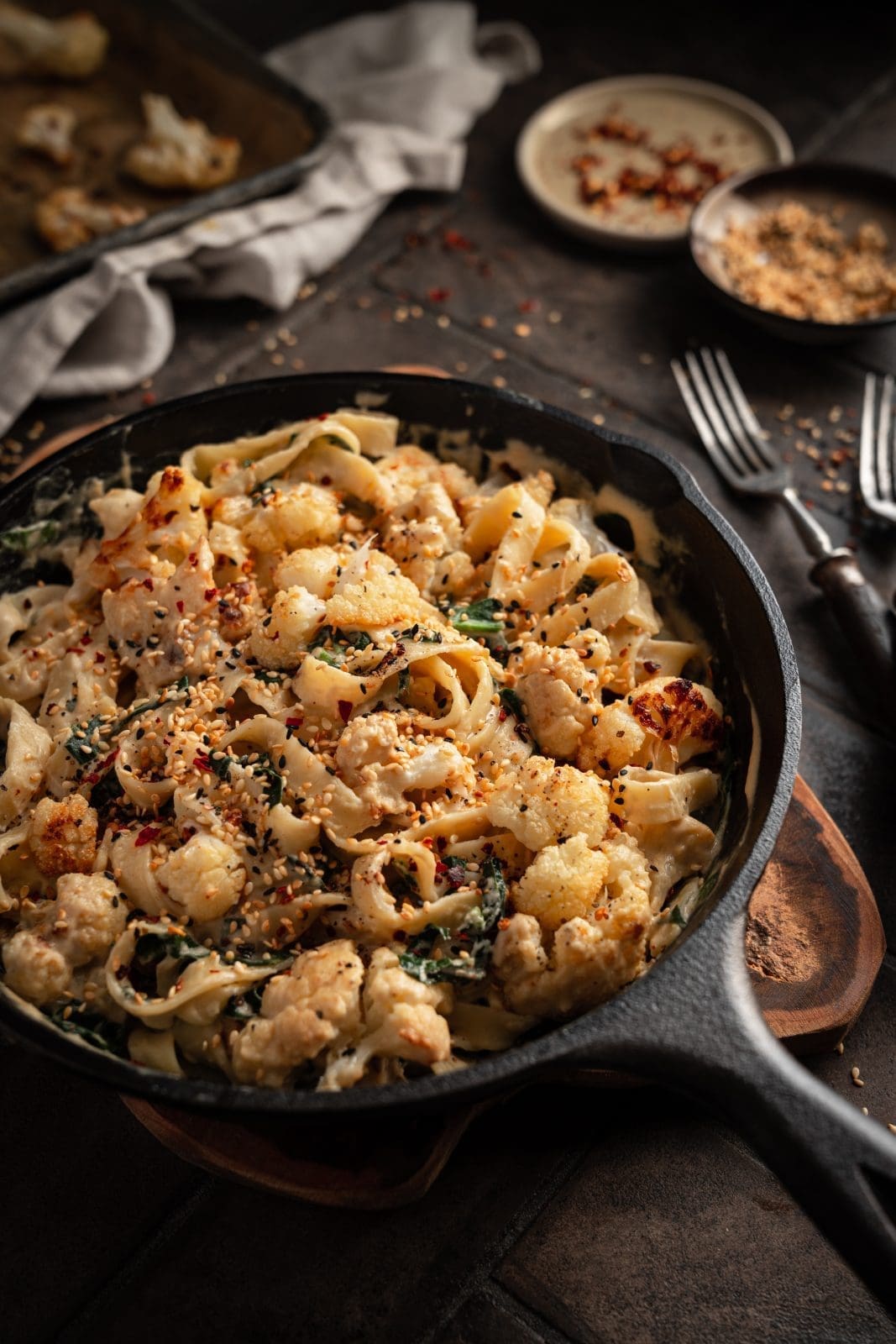 Tahin Pasta 1 | Der Januar ist da und bringt den Veganuary mit sich! Für viele bedeutet das einen Monat lang vegan zu leben. Wir finden das super und wollen euch dabei unterstützen. Es kann erstmal überwältigend sein, sich durch die Fülle an Rezepten zu kämpfen, besonders wenn man neu in der veganen Welt ist. Aber keine Sorge, wir haben da was für euch - 10 unkomplizierte vegane Rezepte, die jeder hinbekekommt!