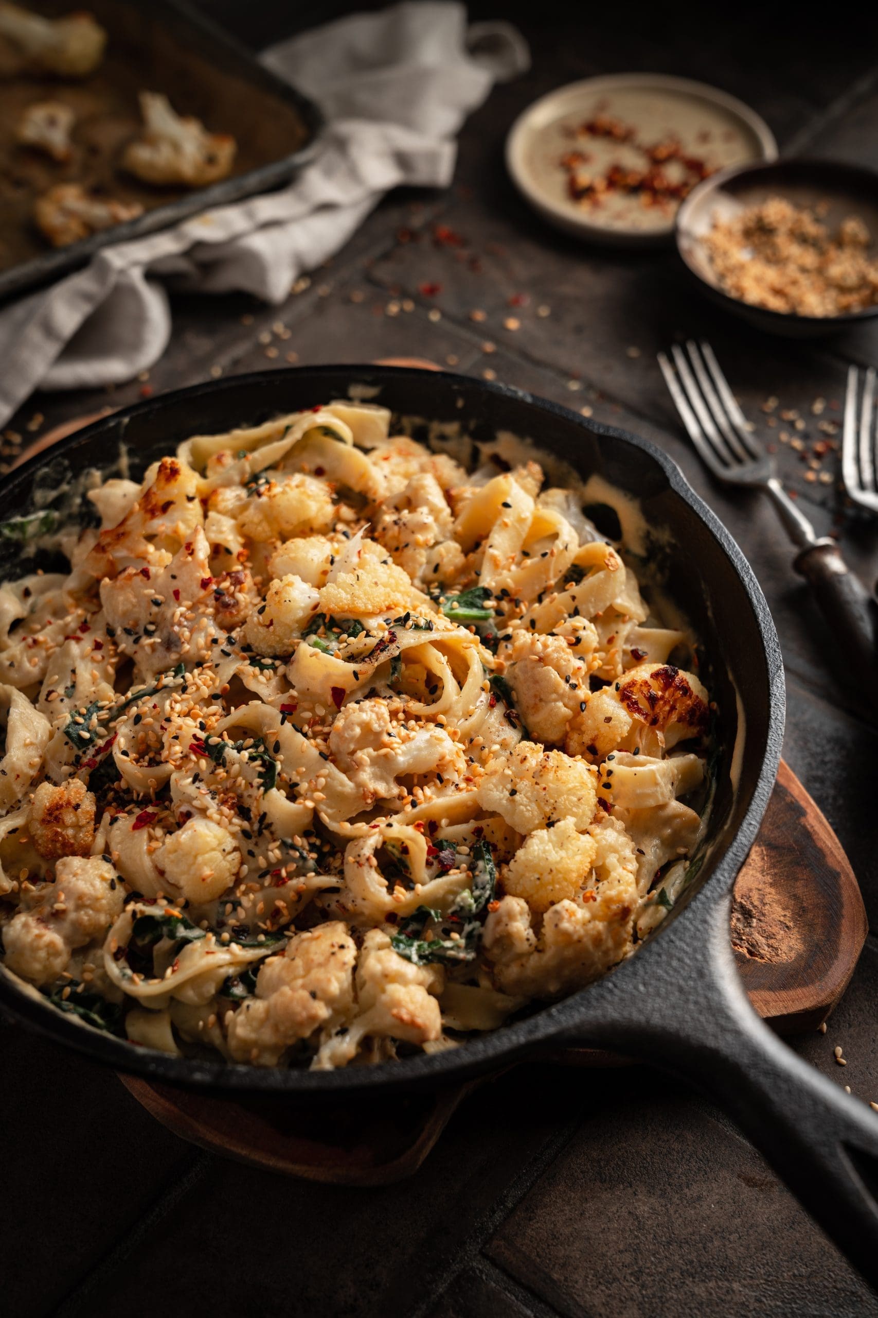 Tahin Pasta 1 scaled | Wir sind Foodies und und lieben es, mit neuen Rezepten zu experimentieren. Dazu gehört auch mal über den Tellerrand zu schauen und Neues auszutesten. Dieses Mal haben wir dieses einfache Tahini-Nudelgericht ausprobiert, das super gesund und lecker ist! Es besteht aus geröstetem Blumenkohl, Spinat und cremiger Tahinisauce. Das Beste daran ist, dass Ihr dieses tolle Gericht in nur etwas mehr als  30 Minuten zubereiten könnt! Wenn Ihr auf der Suche nach einem einfachen, aber leckeren Gericht seid, das Ihr unter der Woche oder am Wochenende zubereiten könnt, dann wird Euch dieses Rezept nicht enttäuschen. Also schreibt Euch unsere schnelle Tahini-Pasta mit geröstetem Blumenkohl und Spinat direkt mal auf den Wochenplan!