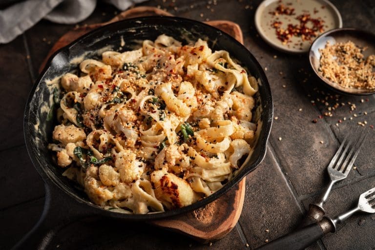 Tahin Pasta 2 2 | Es gibt kaum etwas, das so zuverlässig glücklich macht wie ein Teller Pasta – oder ein cremiges Risotto. Kein Wunder, dass diese Gerichte bei uns ständig auf dem Tisch stehen.