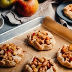 Mini-Galettes mit Apfel | Klein, lecker, vegan und fix auf dem Tisch! 12 Rezept für schnelle vegane Mini-Galettes für den spontanen Kuchenhunger. Perfekt auch für kleine Mengen!
