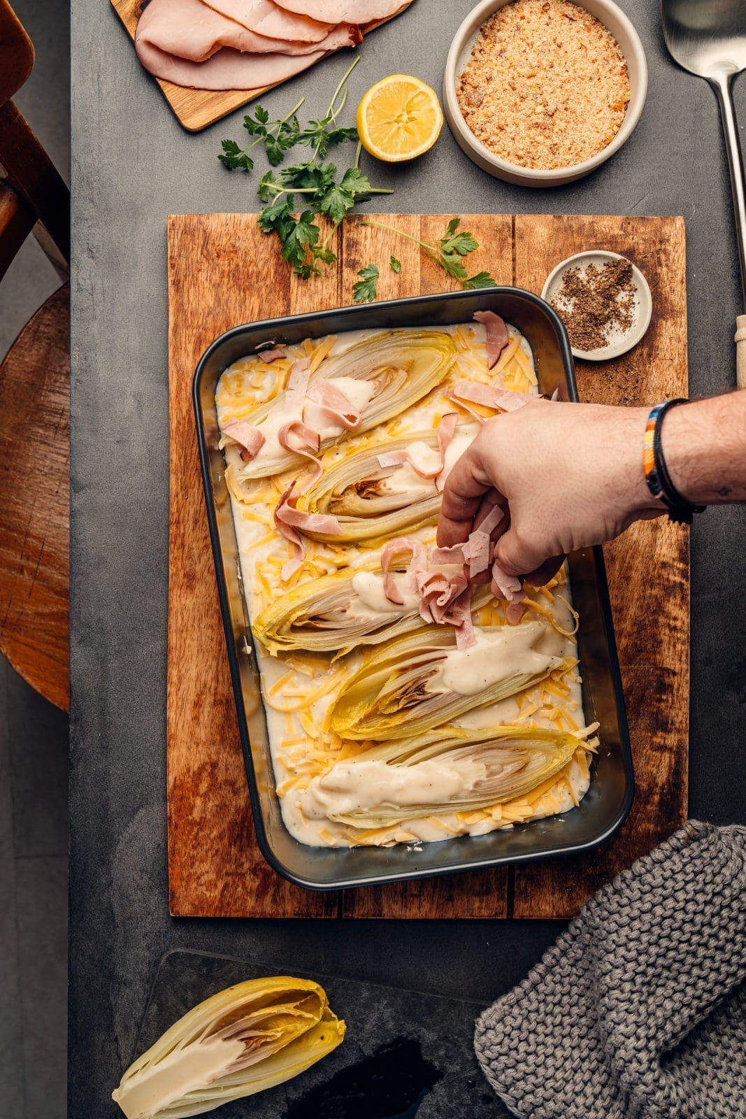 Deftiger Chicorée-Auflauf | So werdet ihr Chicorée lieben 3 Chicoree Auflauf Lea 13 1 | Seid ihr eigentlich Chicorée-Fans oder mögt ihr das gesunde Gemüse eher so gar nicht? Wenn ihr zur 2. Fraktion gehört, solltet vor allem ihr euch unser neues Rezept für einen deftigen Chicorée-Auflauf anschauen und am besten gleich ausprobieren. Wer dabei an "bitter" denkt, ist schief gewickelt. Ganz im Gegenteil. Im deftigen Familienrezept von Leas Mama hat Bitterness nichts zu suchen. So saftig und dennoch knackig ist ihr Auflauf ein perfektes und easy gemachtes Mittagessen auch gerne für eine größere Menge an Essern.