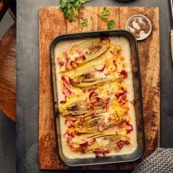 Deftiger Chicorée-Auflauf aus dem Ofen mit Schinken, Käse und cremiger Soße. Einfaches Chicorée-Auflauf Rezept (auch) für kalte Tage.