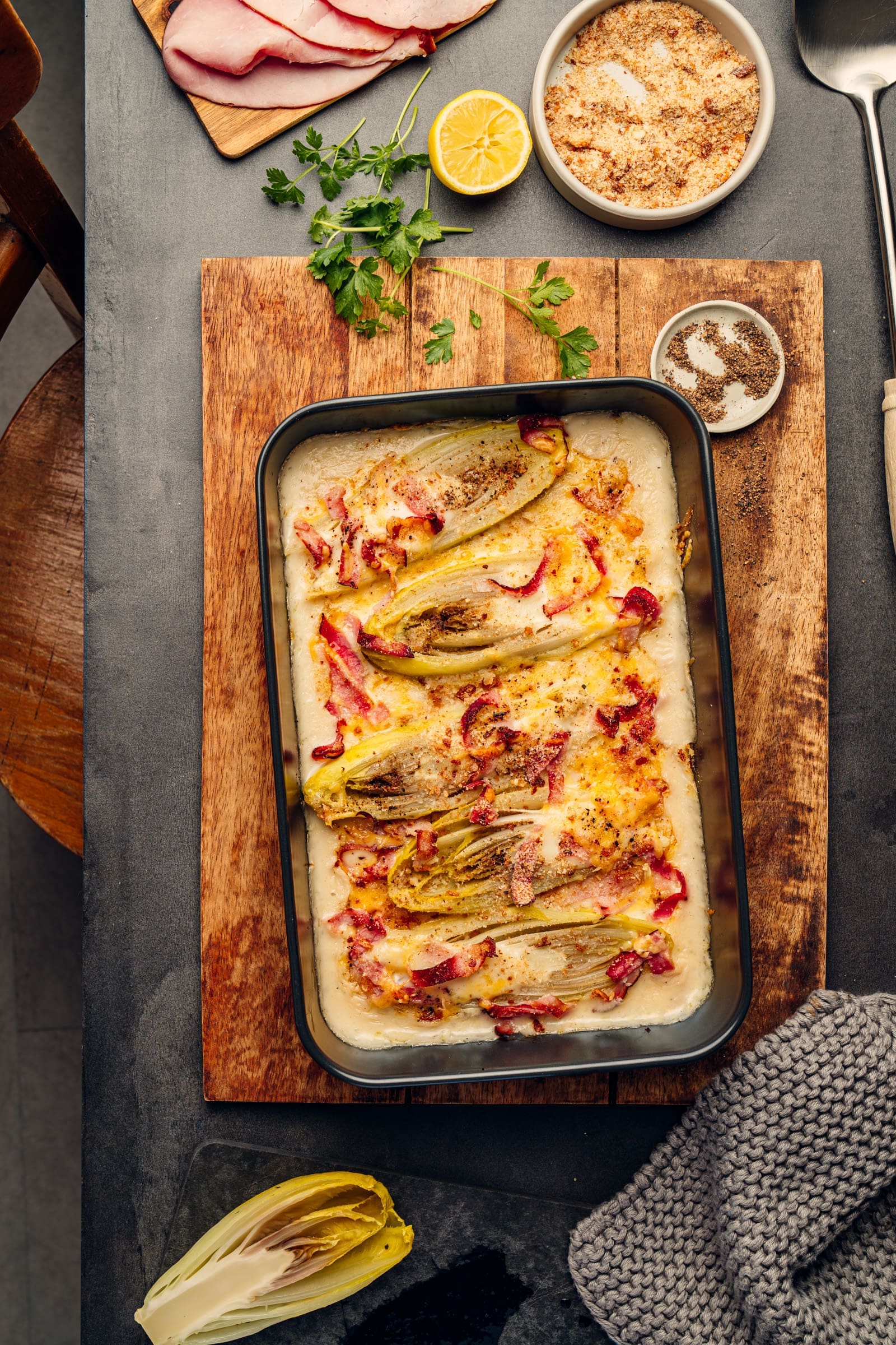 Deftiger Chicorée-Auflauf | So werdet ihr Chicorée lieben 8 Chicoree Auflauf Lea 17 1 | Seid ihr eigentlich Chicorée-Fans oder mögt ihr das gesunde Gemüse eher so gar nicht? Wenn ihr zur 2. Fraktion gehört, solltet vor allem ihr euch unser neues Rezept für einen deftigen Chicorée-Auflauf anschauen und am besten gleich ausprobieren. Wer dabei an "bitter" denkt, ist schief gewickelt. Ganz im Gegenteil. Im deftigen Familienrezept von Leas Mama hat Bitterness nichts zu suchen. So saftig und dennoch knackig ist ihr Auflauf ein perfektes und easy gemachtes Mittagessen auch gerne für eine größere Menge an Essern.