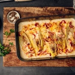 Chicoree Auflauf Lea 18 1 | Seid ihr eigentlich Chicorée-Fans oder mögt ihr das gesunde Gemüse eher so gar nicht? Wenn ihr zur 2. Fraktion gehört, solltet vor allem ihr euch unser neues Rezept für einen deftigen Chicorée-Auflauf anschauen und am besten gleich ausprobieren. Wer dabei an "bitter" denkt, ist schief gewickelt. Ganz im Gegenteil. Im deftigen Familienrezept von Leas Mama hat Bitterness nichts zu suchen. So saftig und dennoch knackig ist ihr Auflauf ein perfektes und easy gemachtes Mittagessen auch gerne für eine größere Menge an Essern.