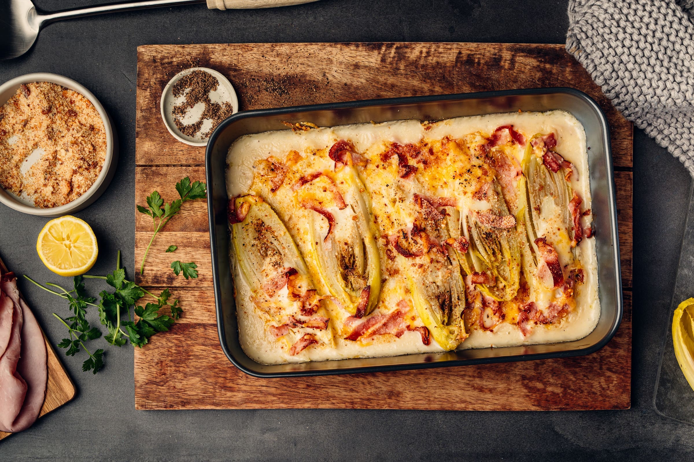 Deftiger Chicorée-Auflauf | So werdet ihr Chicorée lieben 1 Chicoree Auflauf Lea 18 1 | Seid ihr eigentlich Chicorée-Fans oder mögt ihr das gesunde Gemüse eher so gar nicht? Wenn ihr zur 2. Fraktion gehört, solltet vor allem ihr euch unser neues Rezept für einen deftigen Chicorée-Auflauf anschauen und am besten gleich ausprobieren. Wer dabei an "bitter" denkt, ist schief gewickelt. Ganz im Gegenteil. Im deftigen Familienrezept von Leas Mama hat Bitterness nichts zu suchen. So saftig und dennoch knackig ist ihr Auflauf ein perfektes und easy gemachtes Mittagessen auch gerne für eine größere Menge an Essern.