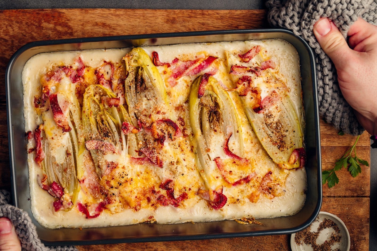 Deftiger Chicorée-Auflauf | So werdet ihr Chicorée lieben 7 Chicoree Auflauf Lea 19 1 | Seid ihr eigentlich Chicorée-Fans oder mögt ihr das gesunde Gemüse eher so gar nicht? Wenn ihr zur 2. Fraktion gehört, solltet vor allem ihr euch unser neues Rezept für einen deftigen Chicorée-Auflauf anschauen und am besten gleich ausprobieren. Wer dabei an "bitter" denkt, ist schief gewickelt. Ganz im Gegenteil. Im deftigen Familienrezept von Leas Mama hat Bitterness nichts zu suchen. So saftig und dennoch knackig ist ihr Auflauf ein perfektes und easy gemachtes Mittagessen auch gerne für eine größere Menge an Essern.