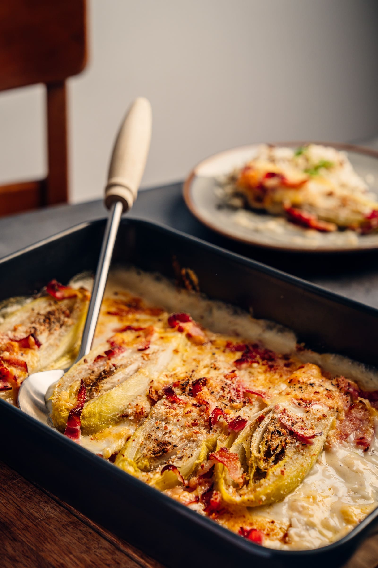 Deftiger Chicorée-Auflauf aus dem Ofen mit Schinken, Käse und cremiger Soße. Einfaches Chicorée-Auflauf Rezept (auch) für kalte Tage.