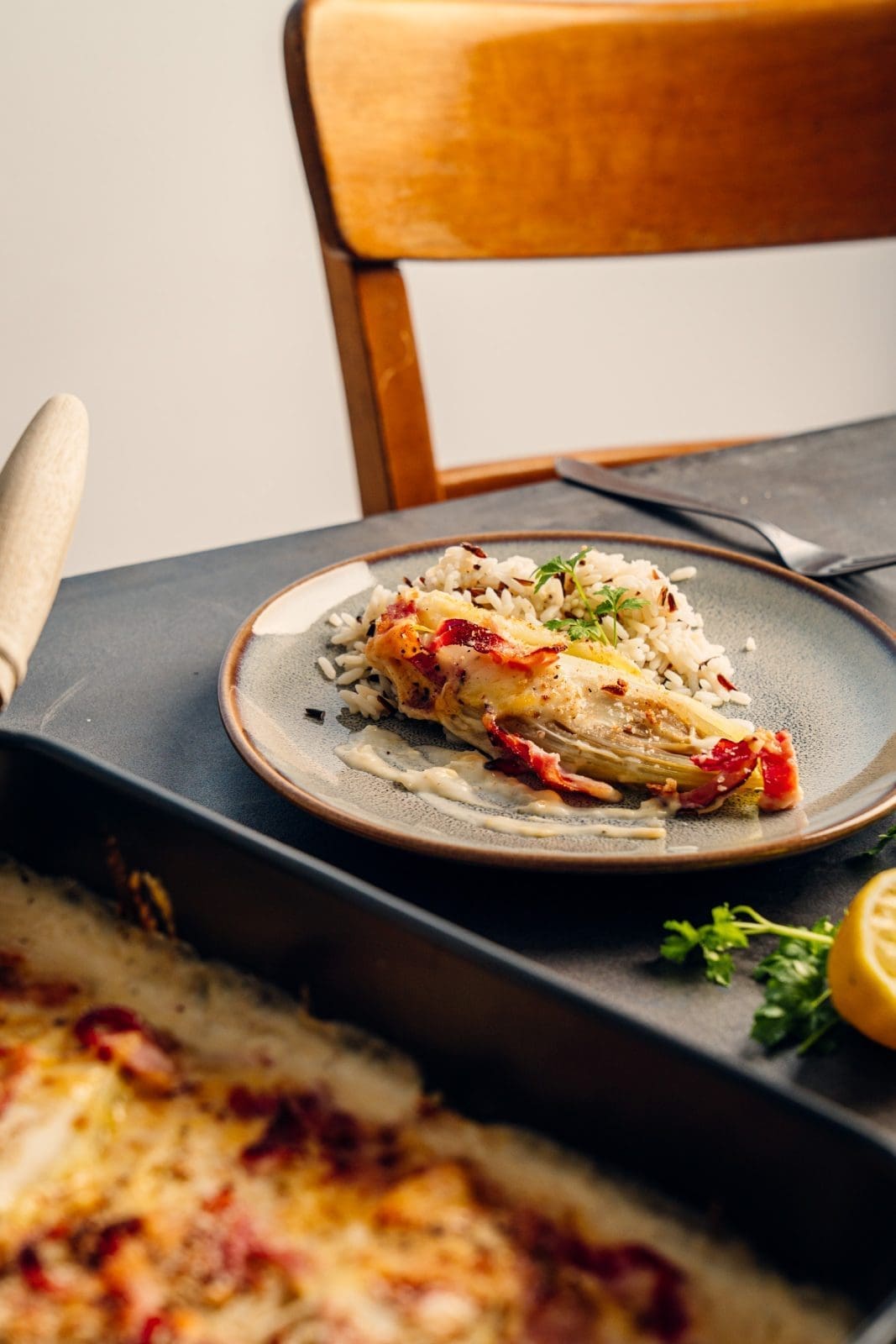 Chicoree Auflauf Lea 22 1 | Seid ihr eigentlich Chicorée-Fans oder mögt ihr das gesunde Gemüse eher so gar nicht? Wenn ihr zur 2. Fraktion gehört, solltet vor allem ihr euch unser neues Rezept für einen deftigen Chicorée-Auflauf anschauen und am besten gleich ausprobieren. Wer dabei an "bitter" denkt, ist schief gewickelt. Ganz im Gegenteil. Im deftigen Familienrezept von Leas Mama hat Bitterness nichts zu suchen. So saftig und dennoch knackig ist ihr Auflauf ein perfektes und easy gemachtes Mittagessen auch gerne für eine größere Menge an Essern.