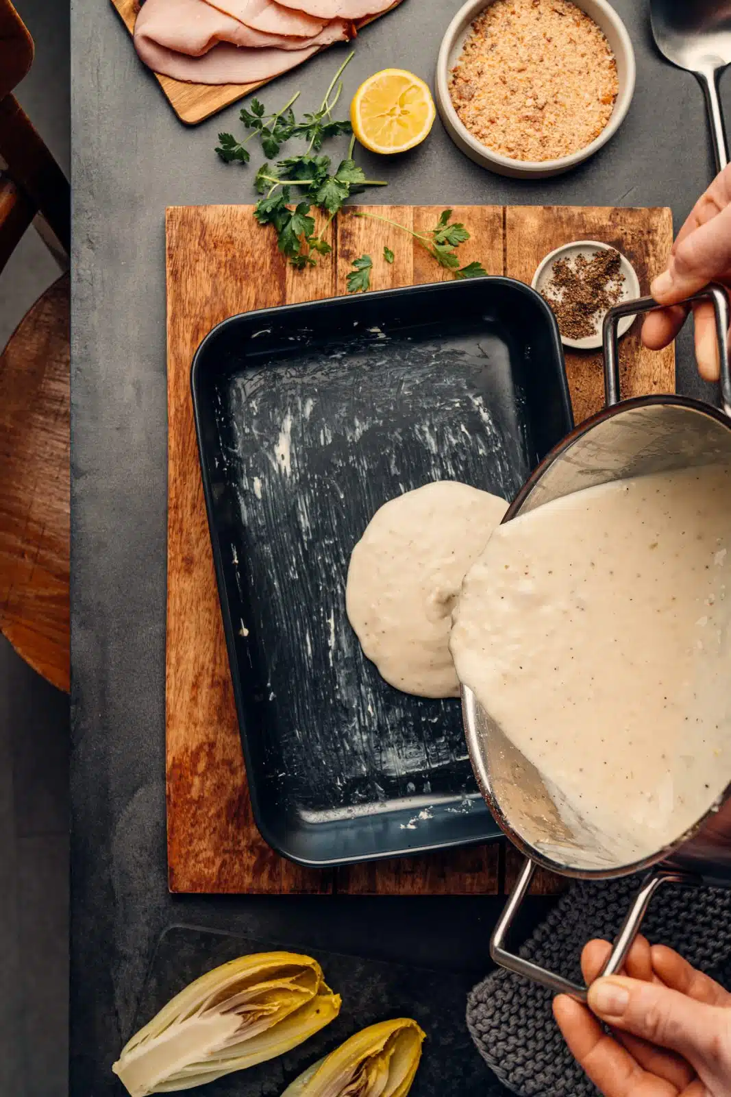 Chicoree Auflauf Lea 3 1 | Chicorée-Auflauf aus dem Ofen geht auch richtig deftig. Mit Schinken, Käse und cremiger Soße wird Chicorée mild, sättigend und perfekt für graue Tage. Perfekt auch als Feierabend Snack.