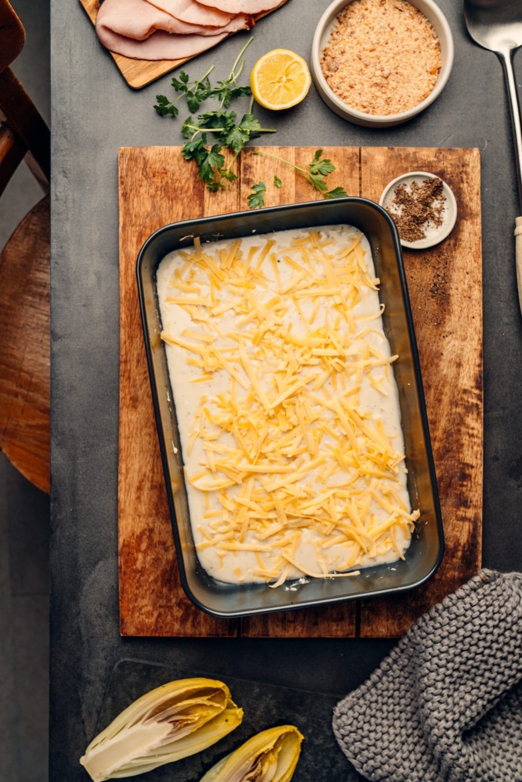 Deftiger Chicorée-Auflauf aus dem Ofen mit Schinken, Käse und cremiger Soße. Einfaches Chicorée-Auflauf Rezept (auch) für kalte Tage.