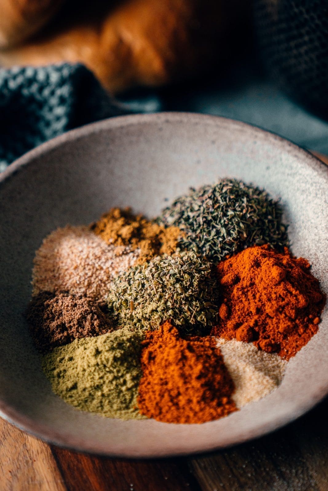 Rezept für saftiges Putengyros aus der Pfanne. Das selbstgemachte Gyros-Gewürz ist die Basis für die leichtere Gyros-Variante. Schnell und leicht!