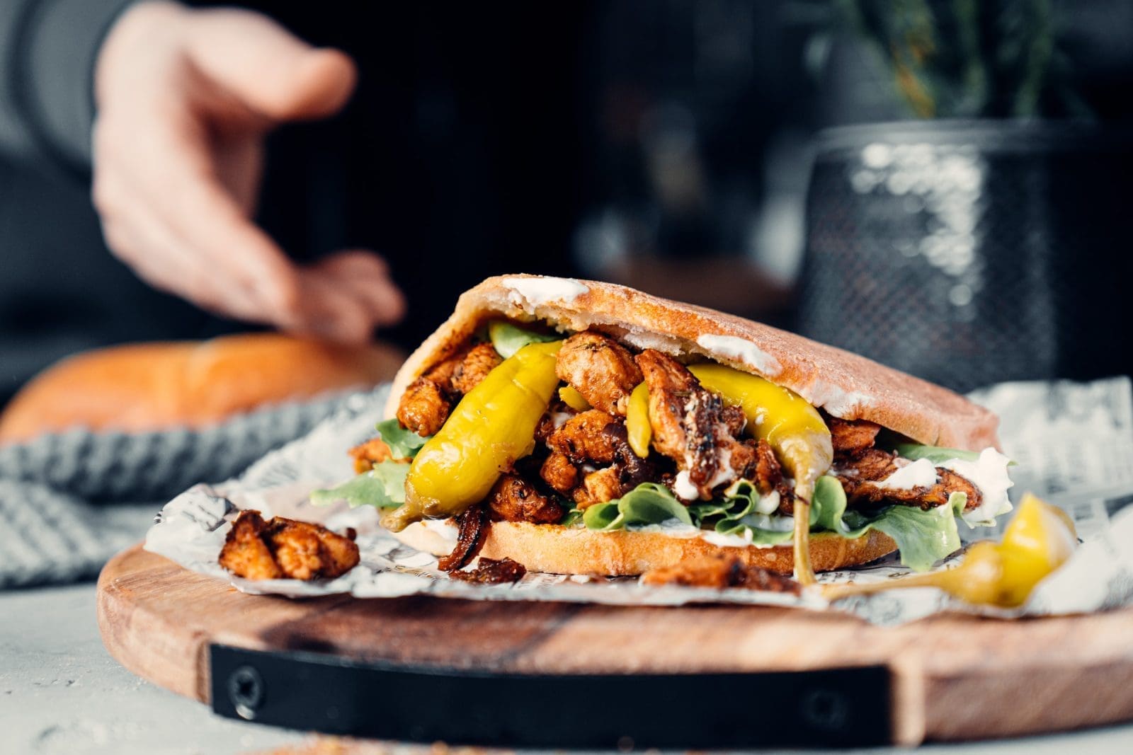 Rezept für saftiges Putengyros aus der Pfanne. Das selbstgemachte Gyros-Gewürz ist die Basis für die leichtere Gyros-Variante. Schnell und leicht!