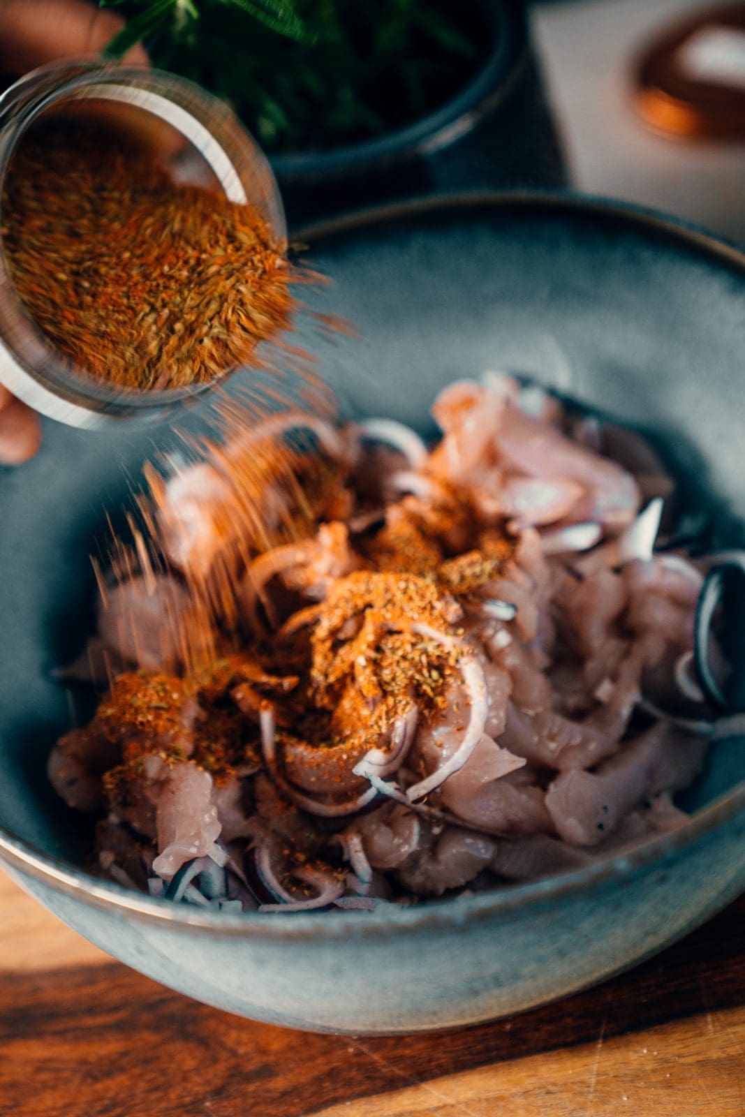 Rezept für saftiges Putengyros aus der Pfanne. Das selbstgemachte Gyros-Gewürz ist die Basis für die leichtere Gyros-Variante. Schnell und leicht!