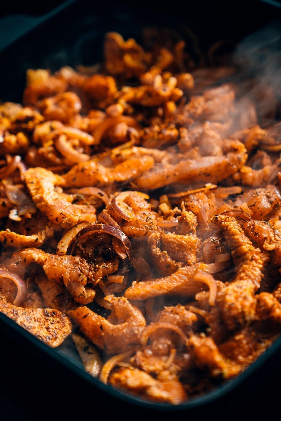 Rezept für saftiges Putengyros aus der Pfanne. Das selbstgemachte Gyros-Gewürz ist die Basis für die leichtere Gyros-Variante. Schnell und leicht!