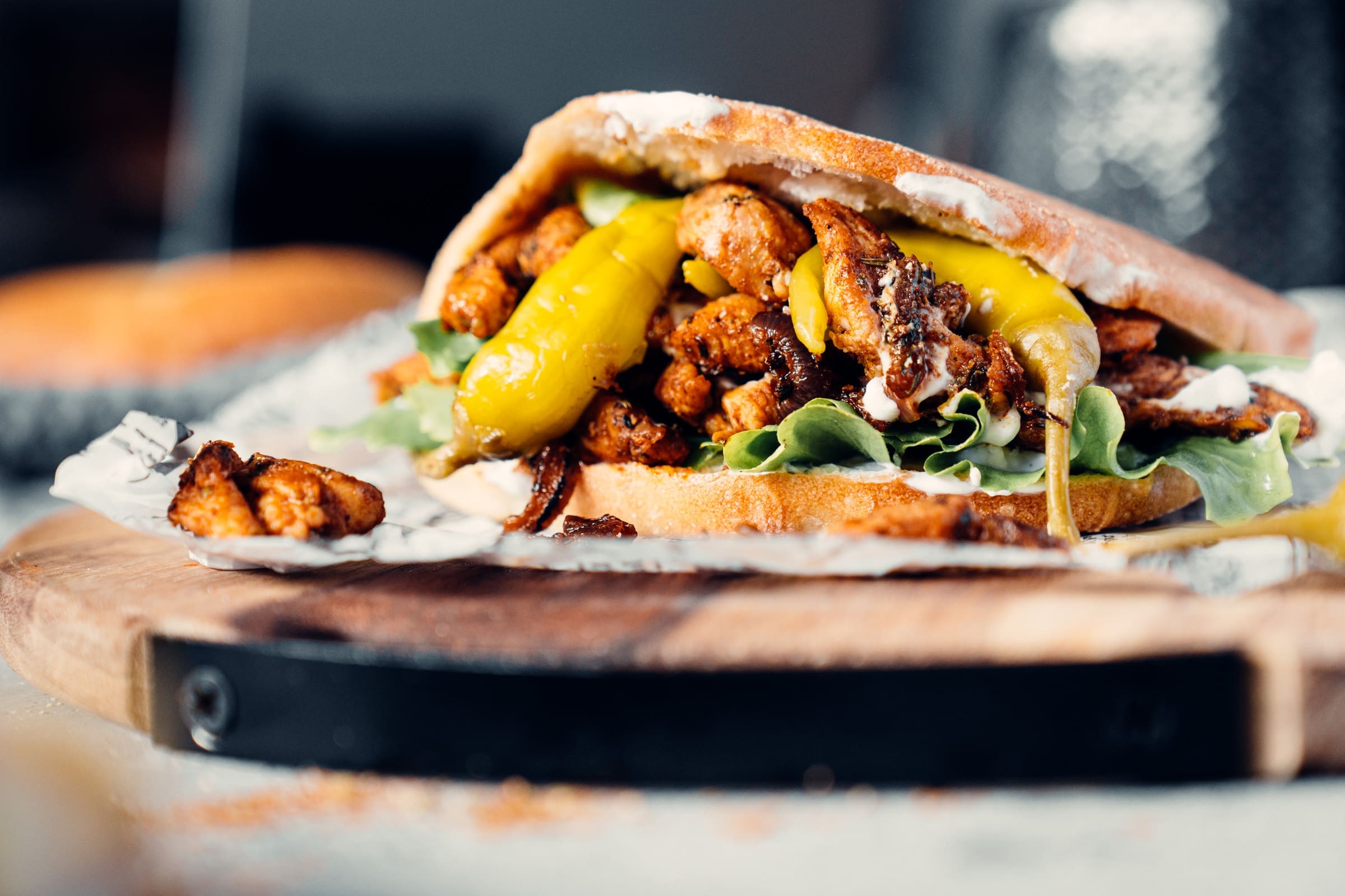 Rezept für saftiges Putengyros aus der Pfanne. Das selbstgemachte Gyros-Gewürz ist die Basis für die leichtere Gyros-Variante. Schnell und leicht!