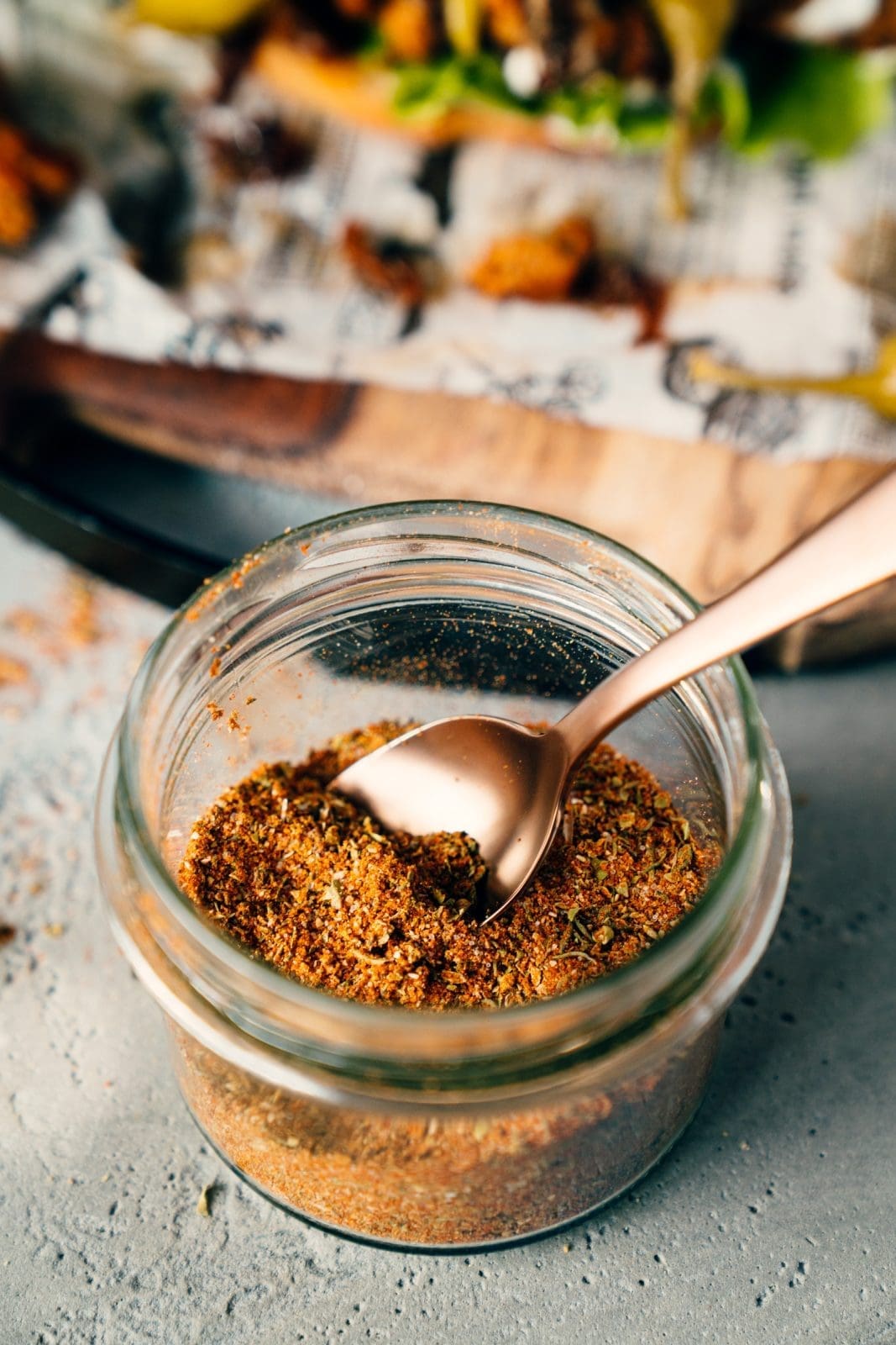 Rezept für saftiges Putengyros aus der Pfanne. Das selbstgemachte Gyros-Gewürz ist die Basis für die leichtere Gyros-Variante. Schnell und leicht!