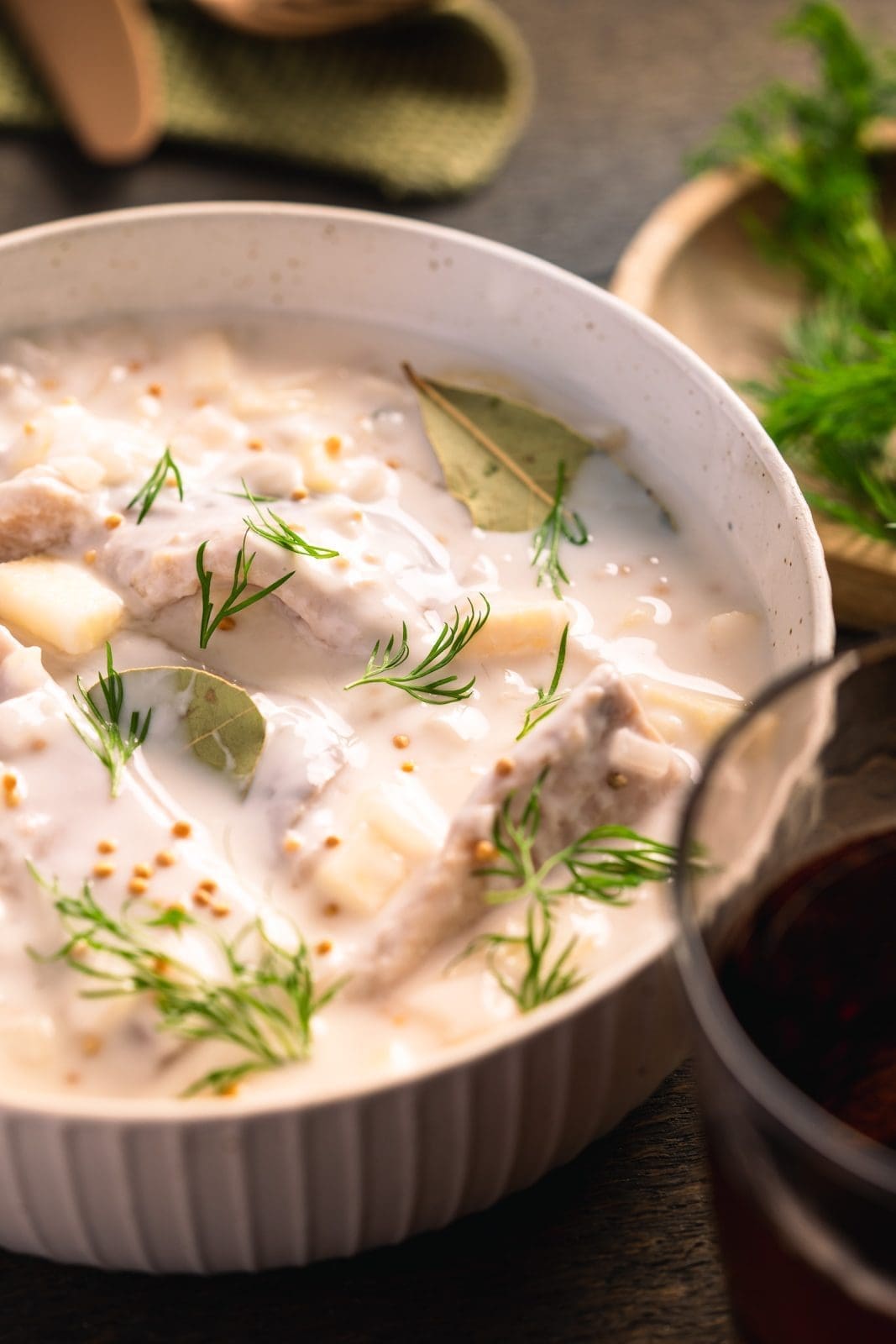 Leichte Joghurt Heringe 2 | Mal wieder entführen wir euch in ein Rezept meiner Kindheit. Jedes Jahr zu&nbsp;Aschermittwoch hat meine Mutter eine riesige Schüssel&nbsp;voller Sahneheringe zubereitet. Alle waren immer&nbsp;absolut verrückt nach dieser unglaublich leckeren Schlemmerei. Als Kind hatten wir ständig&nbsp;das Gefühl, dass diese&nbsp;Schüssel&nbsp;nie leer wird und einen schier unendlichen Vorrat an&nbsp;leckeren Heringen beherbergt