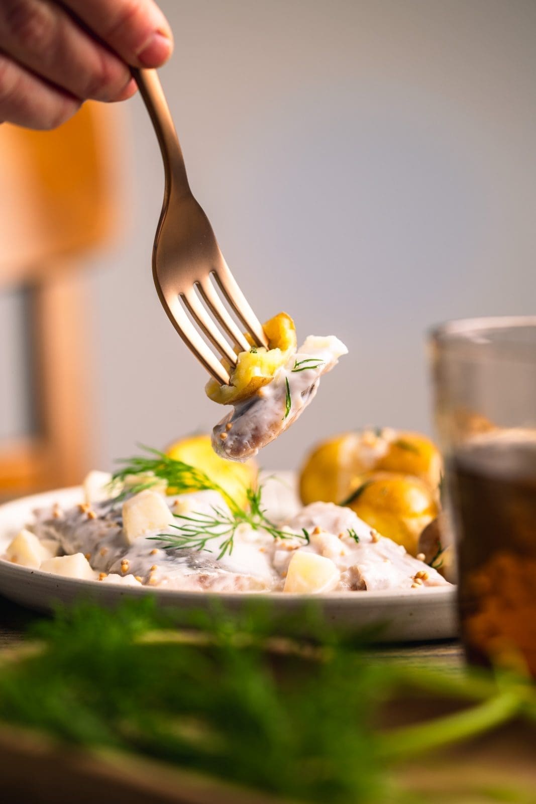 Leichte Joghurt Heringe 4 | Mal wieder entführen wir euch in ein Rezept meiner Kindheit. Jedes Jahr zu&nbsp;Aschermittwoch hat meine Mutter eine riesige Schüssel&nbsp;voller Sahneheringe zubereitet. Alle waren immer&nbsp;absolut verrückt nach dieser unglaublich leckeren Schlemmerei. Als Kind hatten wir ständig&nbsp;das Gefühl, dass diese&nbsp;Schüssel&nbsp;nie leer wird und einen schier unendlichen Vorrat an&nbsp;leckeren Heringen beherbergt