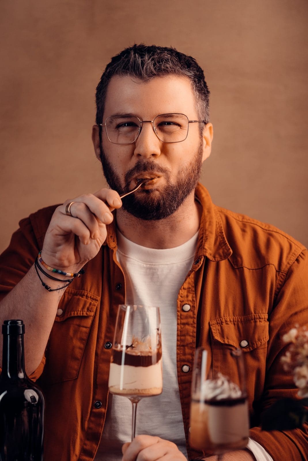 Aus dem Glas: Millionaire's Dessert | Keks, Karamell und Schokolade 6 Valentinstag Zwiesel Millionaires Dessert 2 | Seid ihr bereit für einen Schritt in die Welt der Dekadenz und des Luxus? Dann ist unser Millionaire's Dessert Rezept genau das Richtige. Dieses köstliche und hübsche Dessert wird jede Naschkatze mit Sicherheit zufrieden stellen und eure Gäste beeindrucken. Das Geheimnis des perfekten Millionaire's Dessert liegt in seinem buttrigen Shortbread-Boden, der cremigen Karamellfüllung und dem dekadenten Schokoladen-Ganache-Topping. Jeder Bissen ist eine Explosion von Aromen und Texturen, der Lust auf mehr macht.