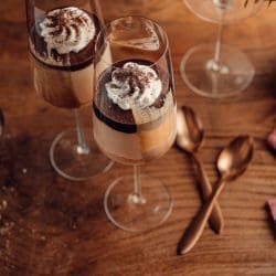 Aus dem Glas: Millionaire's Dessert | Keks, Karamell und Schokolade 5 Valentinstag Zwiesel Millionaires Dessert 5 | Seid ihr bereit für einen Schritt in die Welt der Dekadenz und des Luxus? Dann ist unser Millionaire's Dessert Rezept genau das Richtige. Dieses köstliche und hübsche Dessert wird jede Naschkatze mit Sicherheit zufrieden stellen und eure Gäste beeindrucken. Das Geheimnis des perfekten Millionaire's Dessert liegt in seinem buttrigen Shortbread-Boden, der cremigen Karamellfüllung und dem dekadenten Schokoladen-Ganache-Topping. Jeder Bissen ist eine Explosion von Aromen und Texturen, der Lust auf mehr macht.