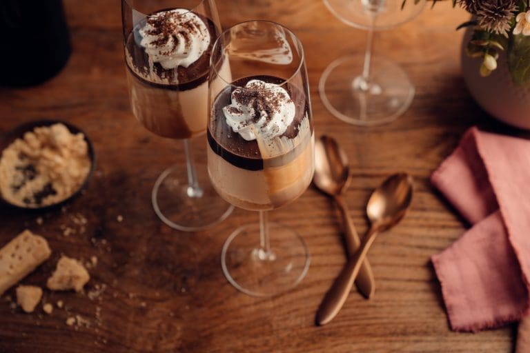 Valentinstag Zwiesel Millionaires Dessert 5 | Ob für Gäste oder einfach so: Dessert im Glas ist die entspannteste Art, etwas Süßes zu servieren. Schön anzusehen, gut vorzubereiten und ganz ohne Anschneiden.