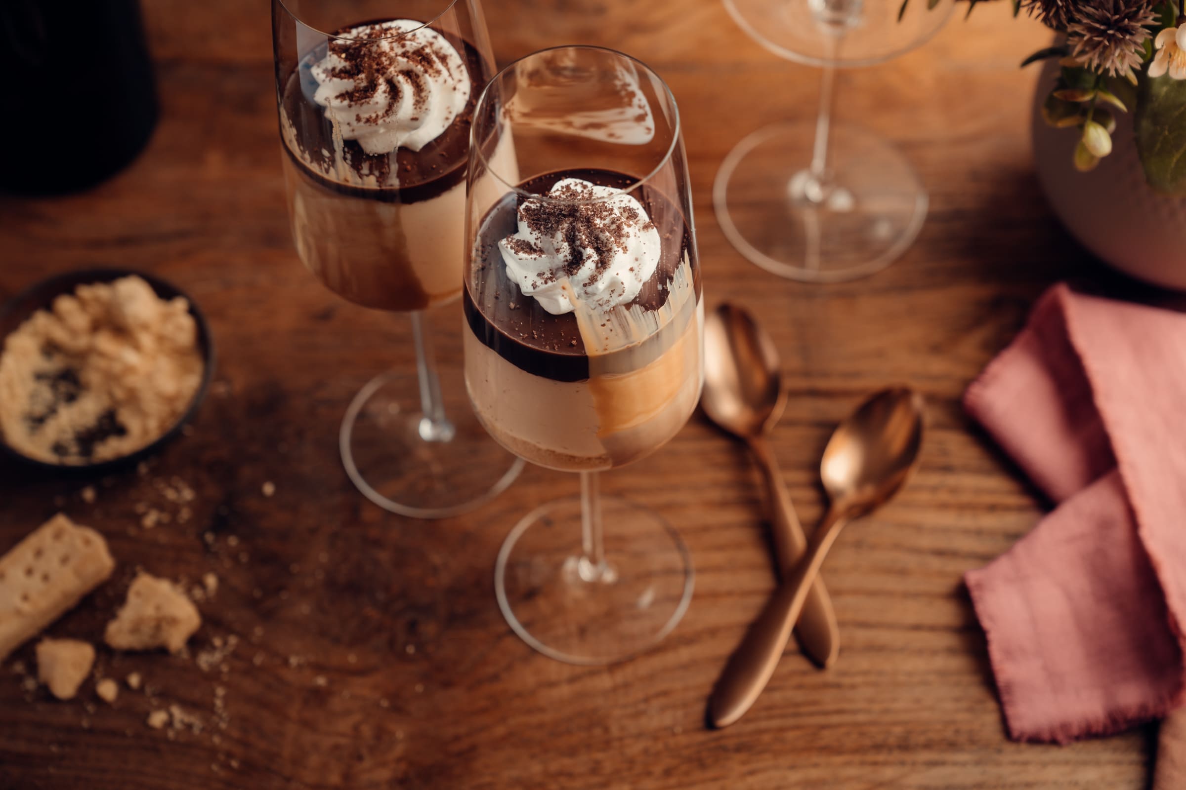 Aus dem Glas: Millionaire's Dessert | Keks, Karamell und Schokolade 1 Valentinstag Zwiesel Millionaires Dessert 5 | Seid ihr bereit für einen Schritt in die Welt der Dekadenz und des Luxus? Dann ist unser Millionaire's Dessert Rezept genau das Richtige. Dieses köstliche und hübsche Dessert wird jede Naschkatze mit Sicherheit zufrieden stellen und eure Gäste beeindrucken. Das Geheimnis des perfekten Millionaire's Dessert liegt in seinem buttrigen Shortbread-Boden, der cremigen Karamellfüllung und dem dekadenten Schokoladen-Ganache-Topping. Jeder Bissen ist eine Explosion von Aromen und Texturen, der Lust auf mehr macht.