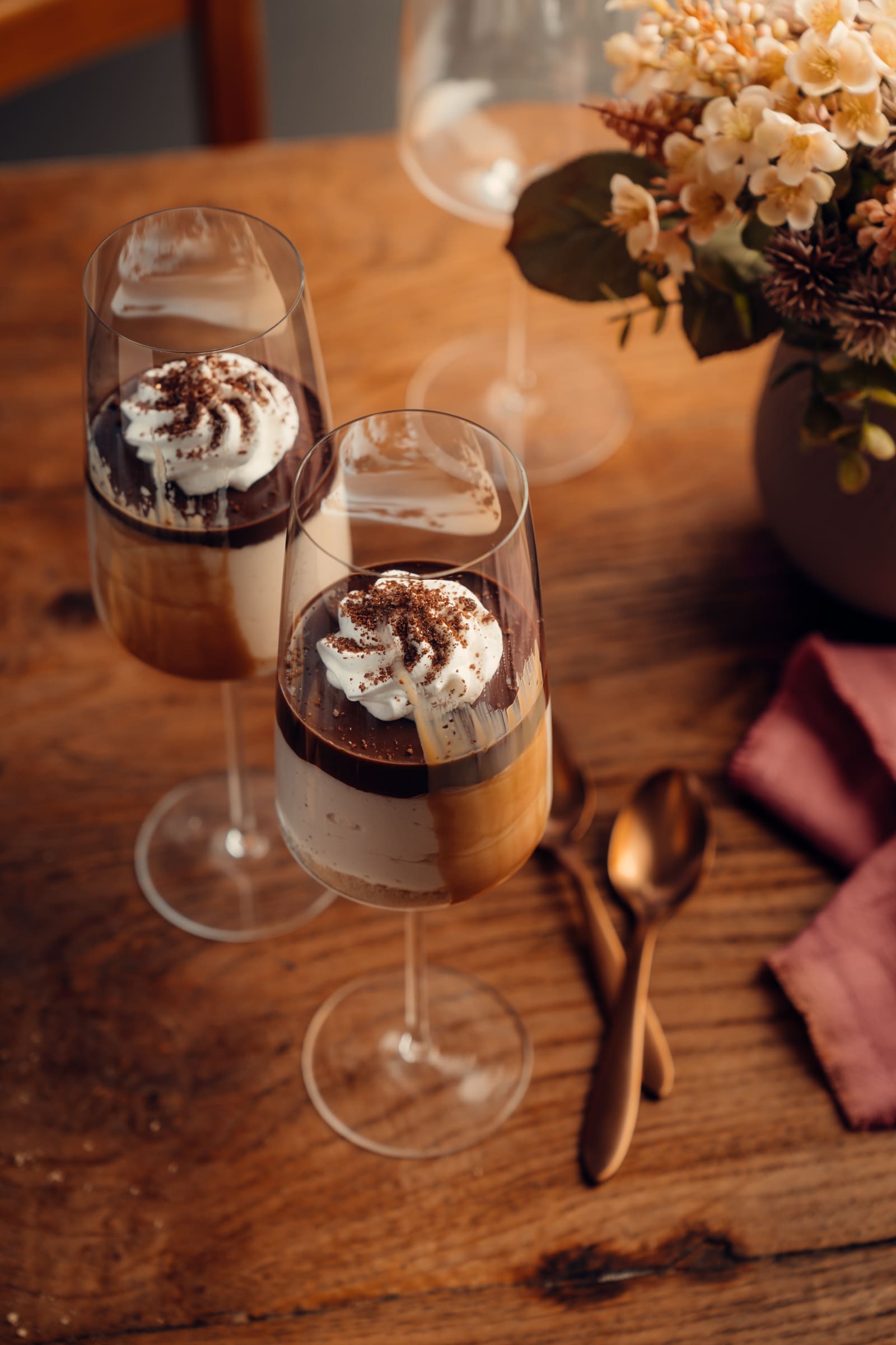 Aus dem Glas: Millionaire's Dessert | Keks, Karamell und Schokolade 7 Valentinstag Zwiesel Millionaires Dessert 6 | Seid ihr bereit für einen Schritt in die Welt der Dekadenz und des Luxus? Dann ist unser Millionaire's Dessert Rezept genau das Richtige. Dieses köstliche und hübsche Dessert wird jede Naschkatze mit Sicherheit zufrieden stellen und eure Gäste beeindrucken. Das Geheimnis des perfekten Millionaire's Dessert liegt in seinem buttrigen Shortbread-Boden, der cremigen Karamellfüllung und dem dekadenten Schokoladen-Ganache-Topping. Jeder Bissen ist eine Explosion von Aromen und Texturen, der Lust auf mehr macht.