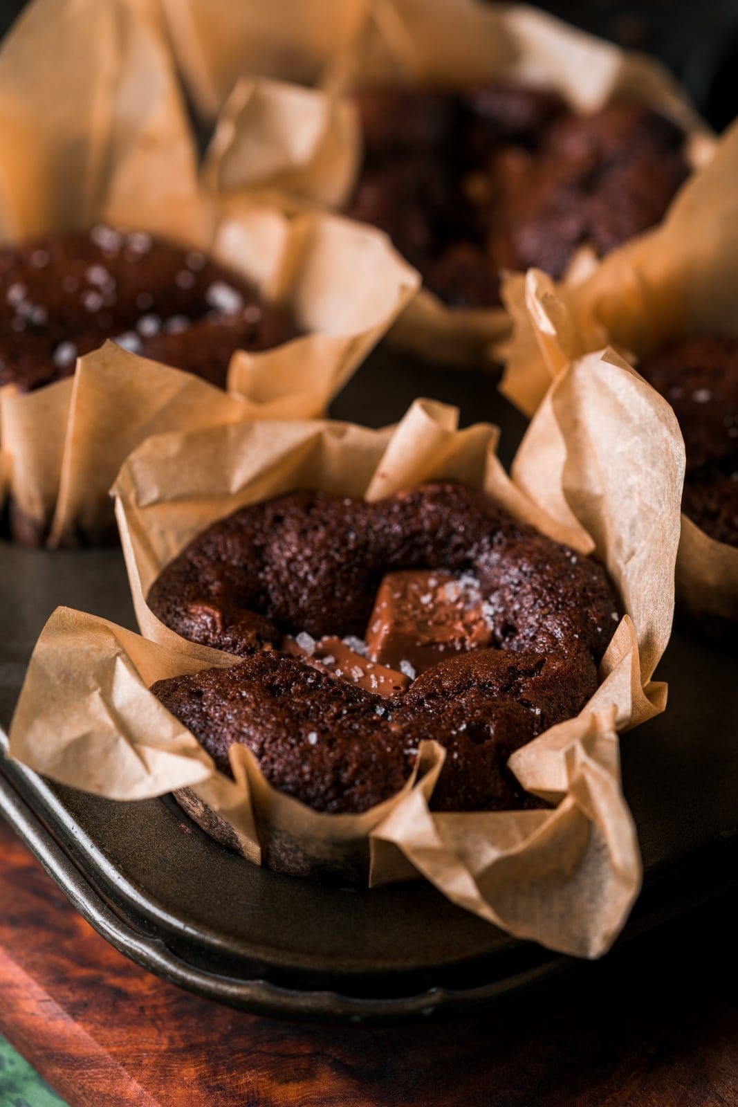 Vegane Schokomuffins RITTER 1 | Hey, Lust auf etwas Süßes? Wie wäre es mit einem leckeren Schokomuffin?  Mit unserem einfachen Rezept für vegane Schokomuffins kannst du den süßen Genuss ohne tierische Produkte genießen. Und das Beste daran? Die Muffins sind perfekt geeignet, um die 2 neuen veganen Schokosorten von RITTER SPORT zu testen. In diesem Blogpost teilen wir unser Lieblingsrezept für saftige vegane Schokomuffins, die in Kombination mit den neuen Schokosorten einfach unschlagbar sind. Lass dich von unserem Rezept inspirieren und zaubere einen perfekten Schokomuffin ...