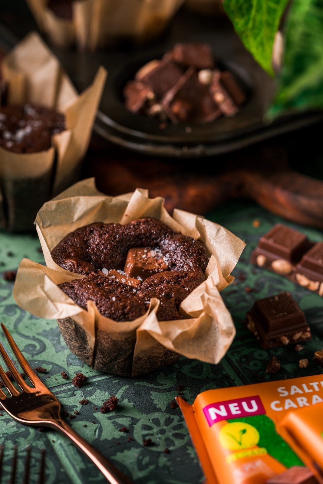 Vegane Schokomuffins RITTER 2 | Hey, Lust auf etwas Süßes? Wie wäre es mit einem leckeren Schokomuffin?  Mit unserem einfachen Rezept für vegane Schokomuffins kannst du den süßen Genuss ohne tierische Produkte genießen. Und das Beste daran? Die Muffins sind perfekt geeignet, um die 2 neuen veganen Schokosorten von RITTER SPORT zu testen. In diesem Blogpost teilen wir unser Lieblingsrezept für saftige vegane Schokomuffins, die in Kombination mit den neuen Schokosorten einfach unschlagbar sind. Lass dich von unserem Rezept inspirieren und zaubere einen perfekten Schokomuffin ...