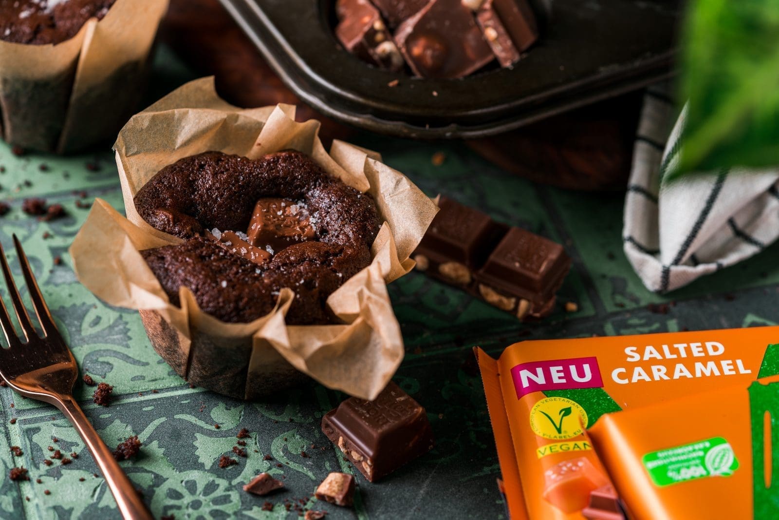 Vegane Schokomuffins RITTER 3 | Hey, Lust auf etwas Süßes? Wie wäre es mit einem leckeren Schokomuffin?  Mit unserem einfachen Rezept für vegane Schokomuffins kannst du den süßen Genuss ohne tierische Produkte genießen. Und das Beste daran? Die Muffins sind perfekt geeignet, um die 2 neuen veganen Schokosorten von RITTER SPORT zu testen. In diesem Blogpost teilen wir unser Lieblingsrezept für saftige vegane Schokomuffins, die in Kombination mit den neuen Schokosorten einfach unschlagbar sind. Lass dich von unserem Rezept inspirieren und zaubere einen perfekten Schokomuffin ...
