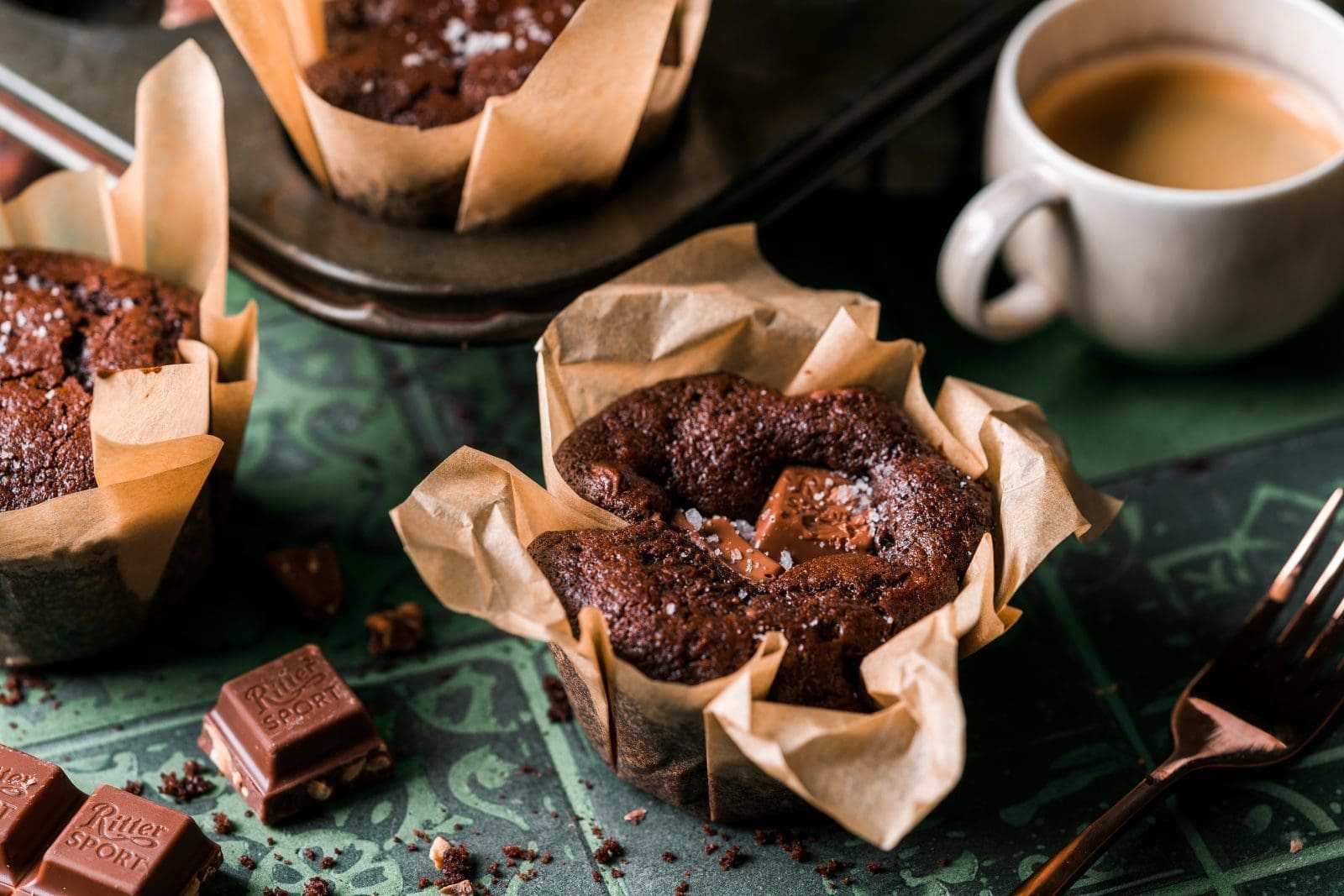 Saftige Schokomuffins | Im veganen Schokoladenhimmel! 9 Einfaches Rezept für vegane Schokomuffins und entdecke neue Sorten von RITTER SPORT. Erfahre 5 Tipps für erfolgreiches veganes Backen.